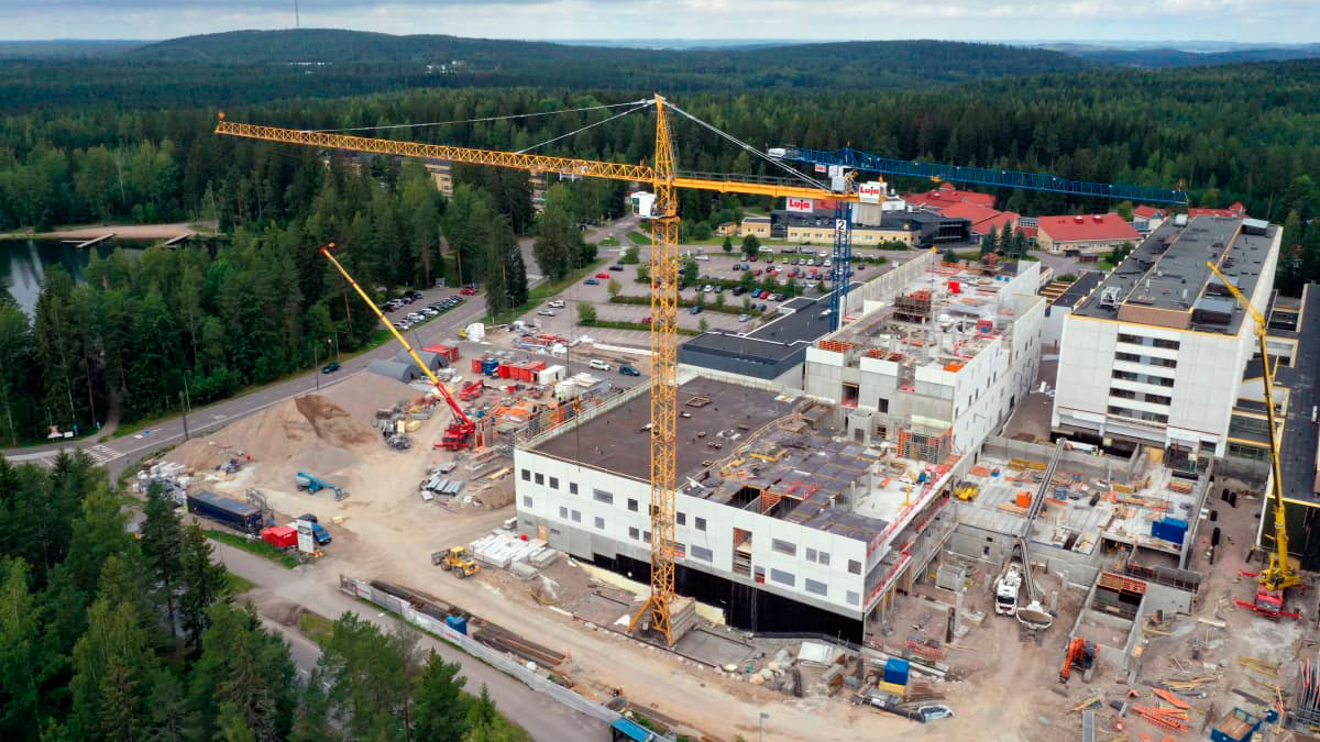 Päijät-Hämeen keskussairaalan työmaa on mittava hanke. Työmaanäkymä alkusyksyllä 2020. Kuva: Juha-Petri Koponen