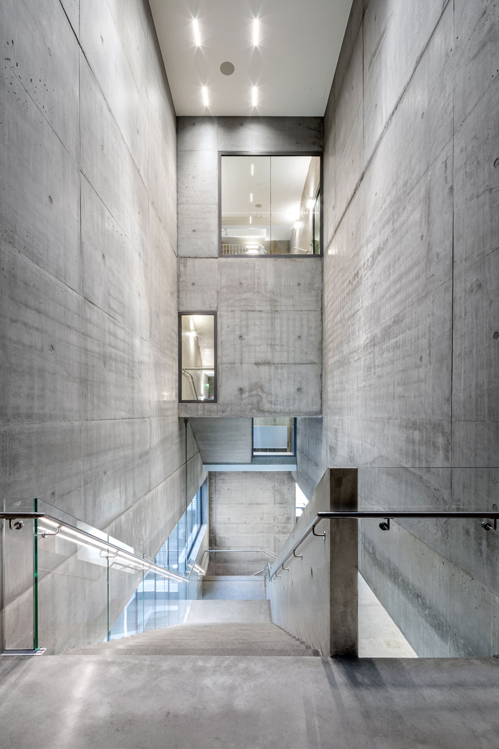 Uuden näyttelyrakennuksen betoninen porrastila. Kuva: Marko Huttunen