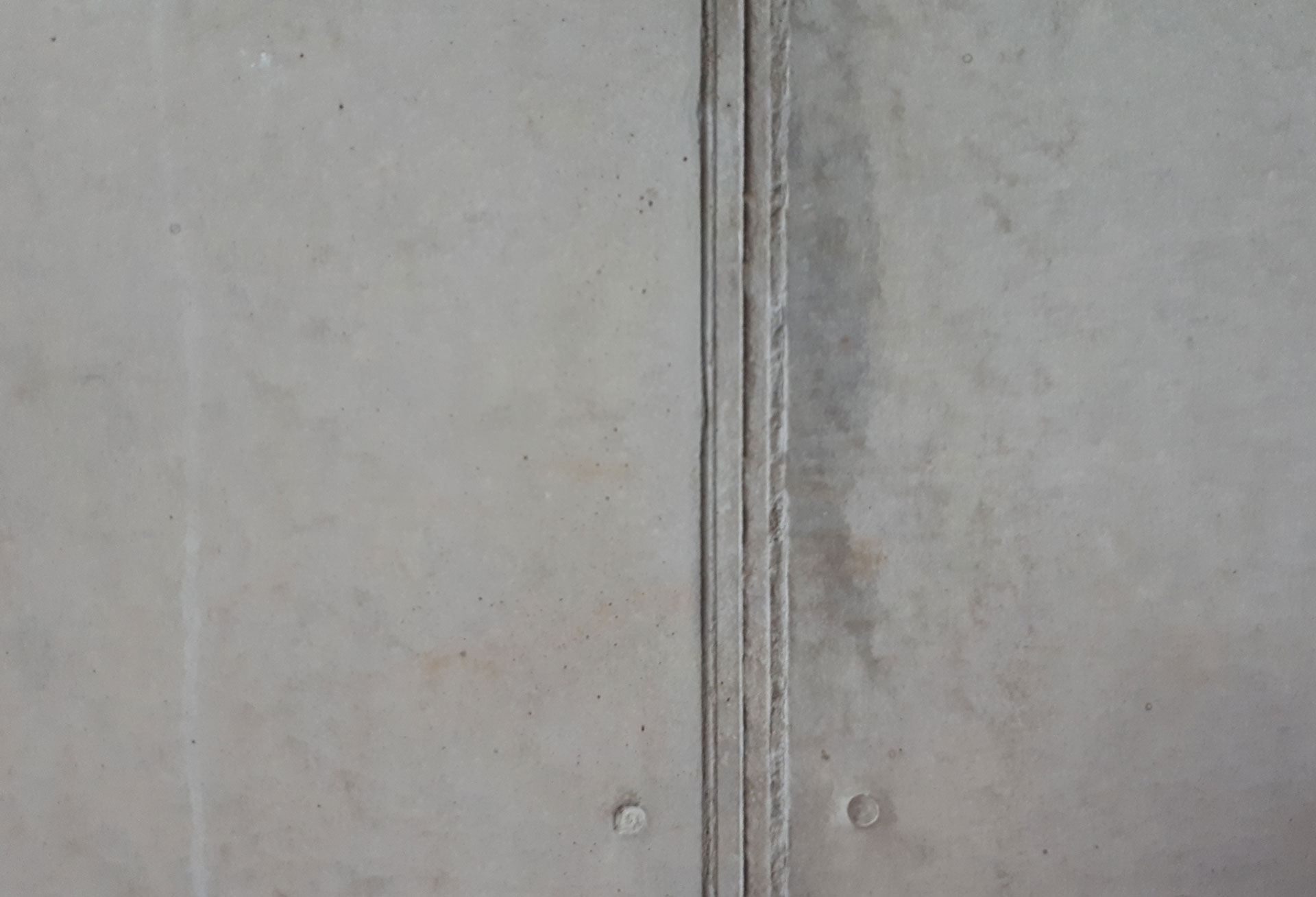 Esimerkki järjestelmämuotilla syntyvästä pystysaumakuviosta betonin pinnassa