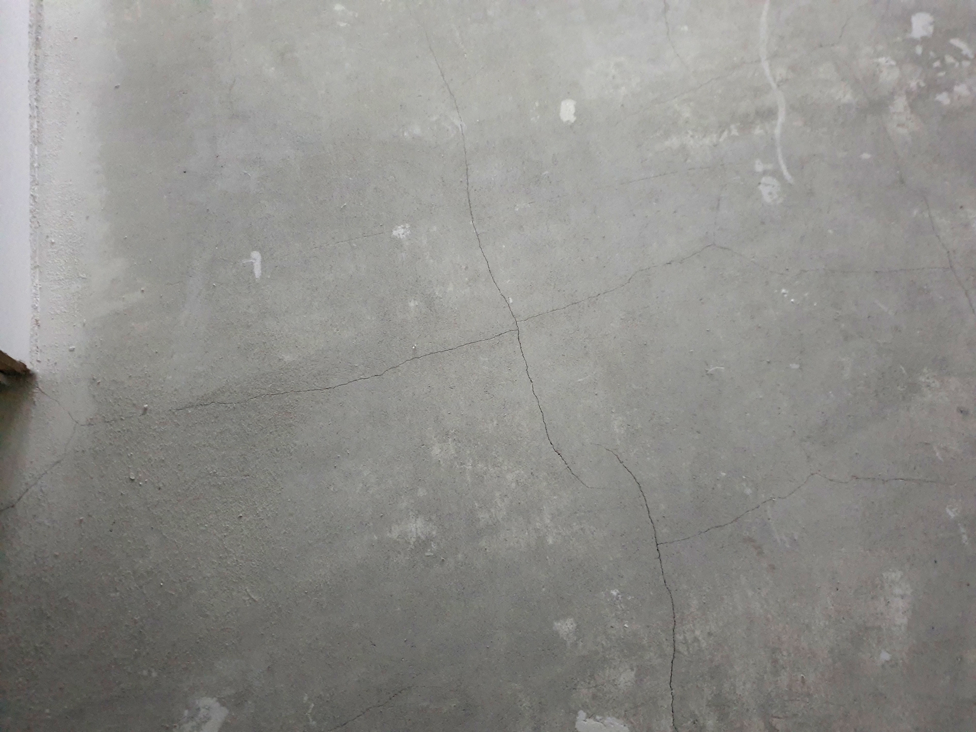 Lattian halkeilu on tyypillinen uuden betonirakenteen tutkimuksen aihe. Tavanomaisin syy betonitasoitteen halkeilulle on massan erottuminen ja liian suuri vesimäärä. Kuva: Vahanen Rakennusfysiikka Oy