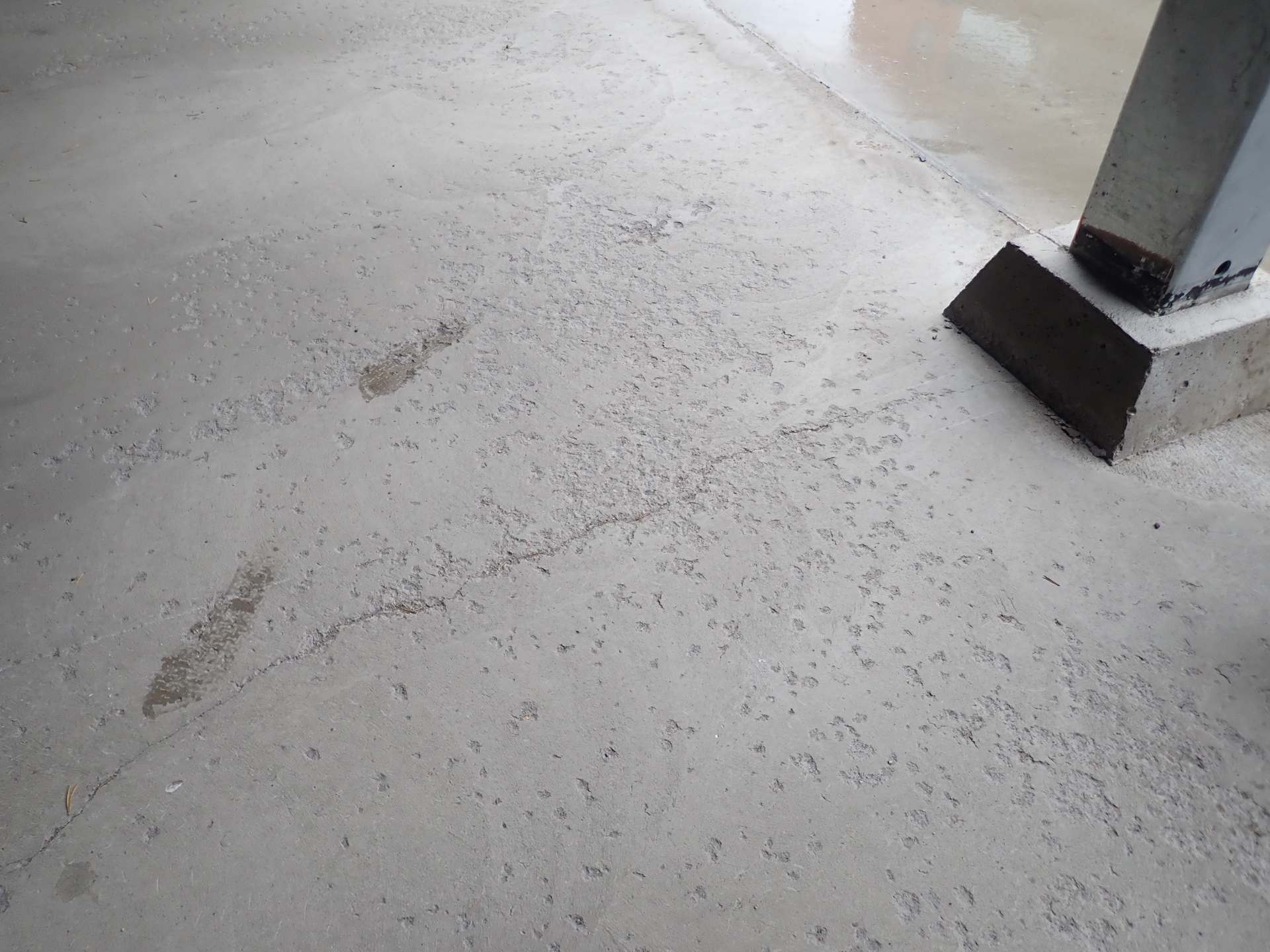 Pysäköintikatoksen lattian pinta on halkeillut ja rapautunut parissa vuodessa. Kuva: Vahanen Rakennusfysiikka Oy