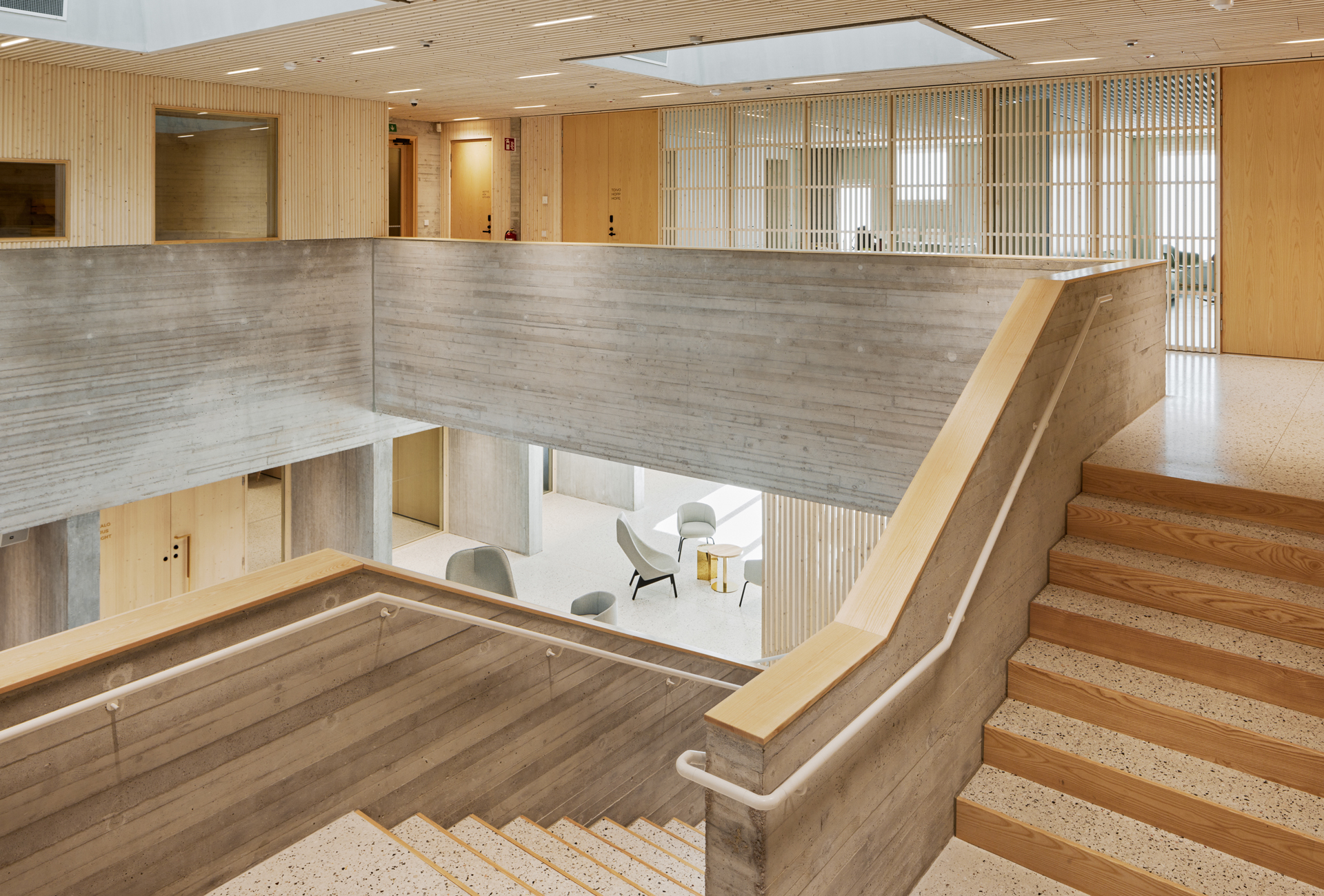 Betoninen portaikko nousee toisen kerroksen toimisto- ja kokoontumistiloihin. Kuva: Tuomas Uusheimo