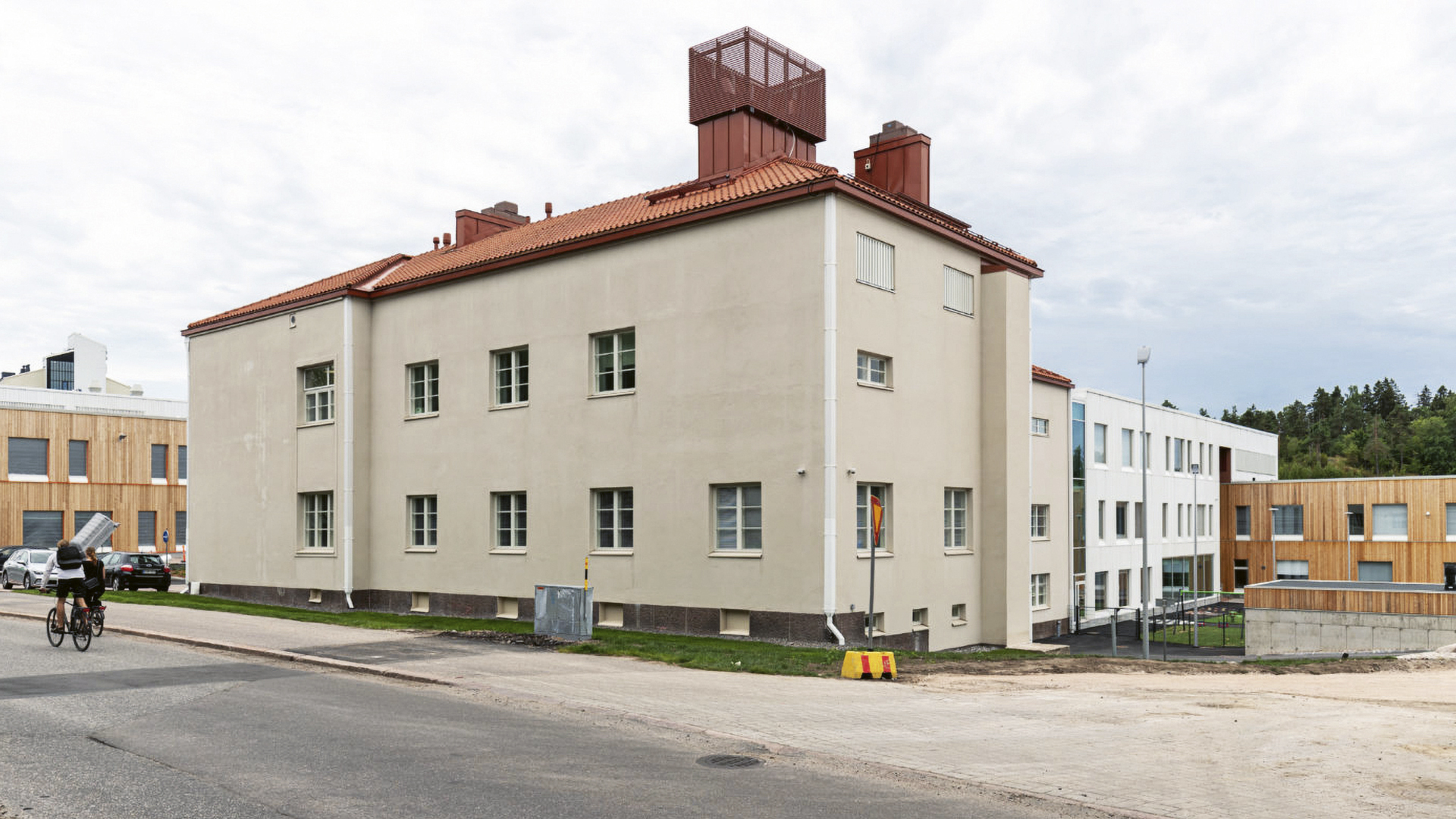 Osin suojeltu, vuonna 1939 valmistunut vanha koulurakennus säästettiin ja peruskorjattiin nykyaikaiset tekniset ja toiminnalliset vaatimukset täyttäväksi. Kuva: Vahanen Oy / SRV Oy