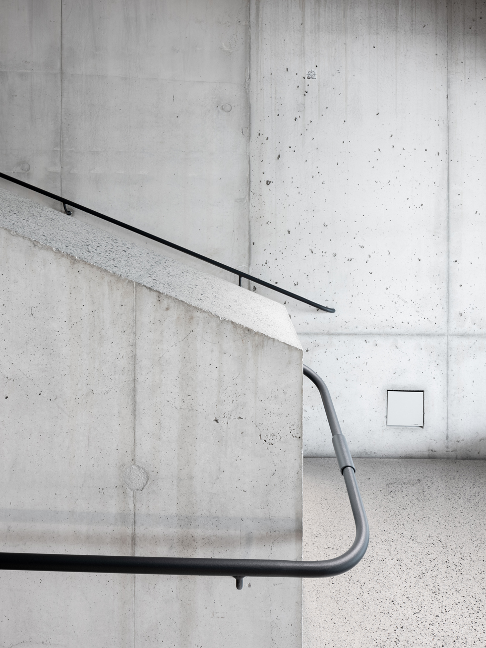 Porrastilojen betonisia yksityiskohtia. Näyttely- ja aula- sekä porrastiloissa on hiotut betonilattiat. Kuva: Christoffer Grimshorn