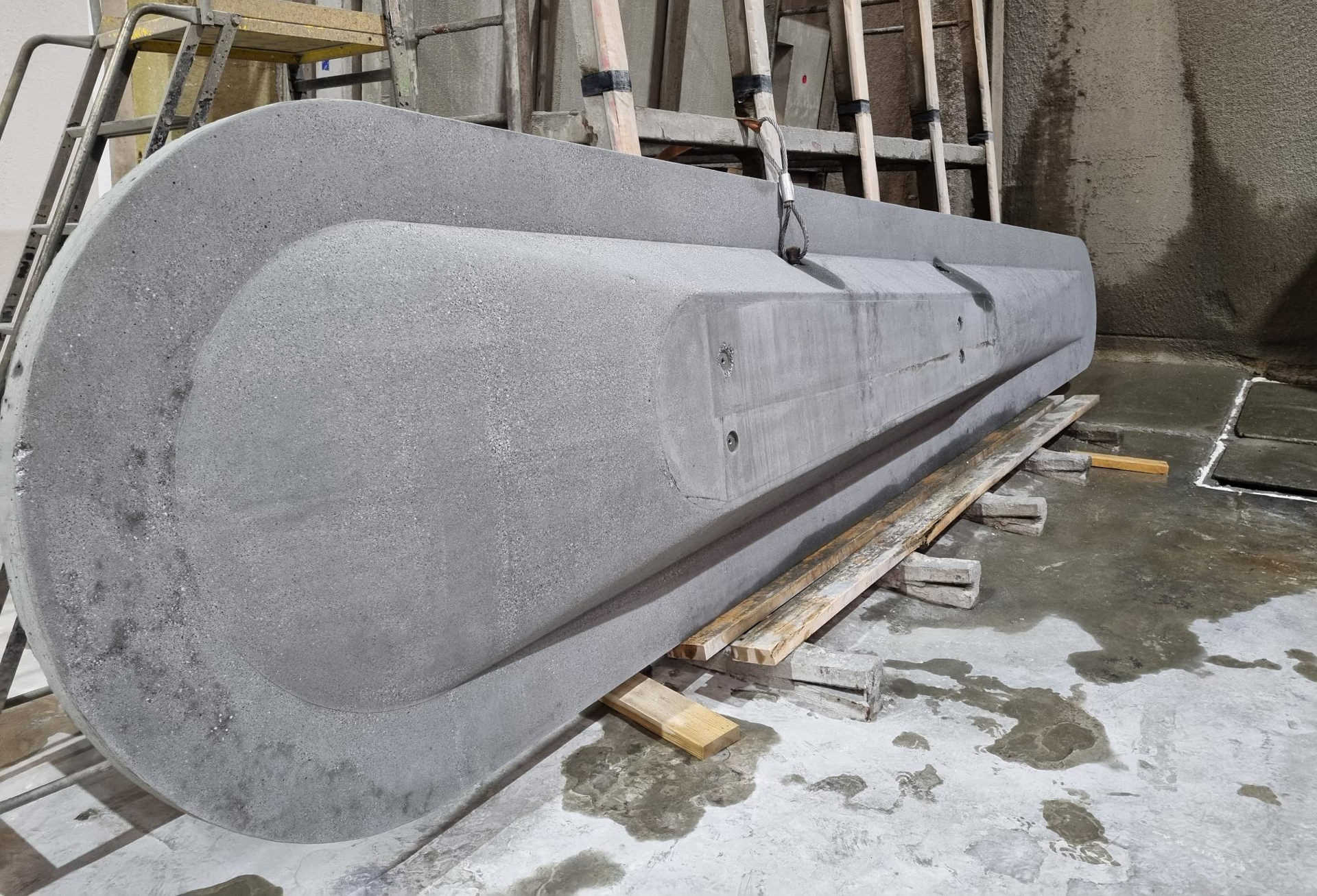Ulkoterassin 8 metriä pitkän betonipöydän kansiosa ja kannen sivut hiottiin kiiltäväksi. Kuva: Betoniluoma Oy / Mikko Torvela