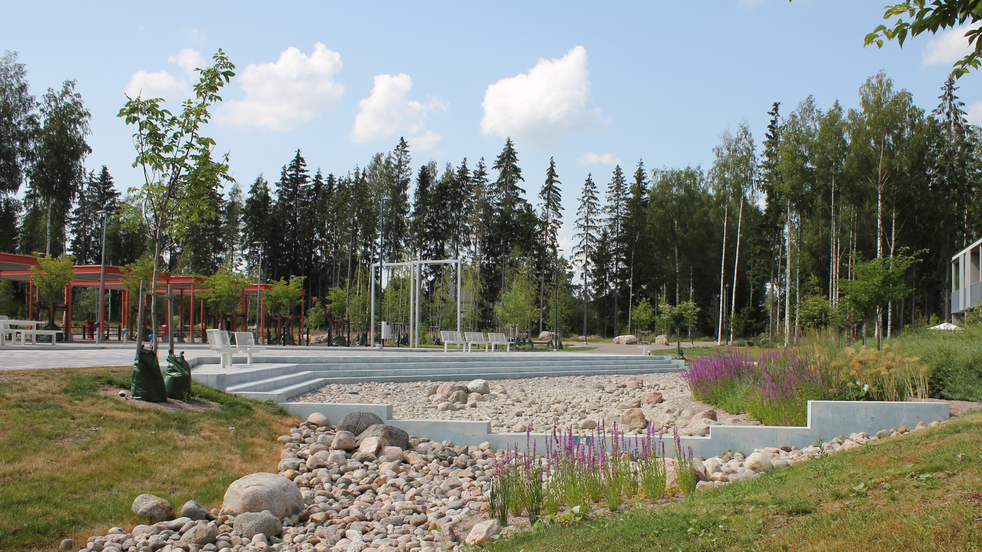 Timanttikiteenpuiston hulevesialtaan betoniportaat toimivat oleskelupaikkoina. Kuva: Maisema-arkkitehtitoimisto Näkymä Oy