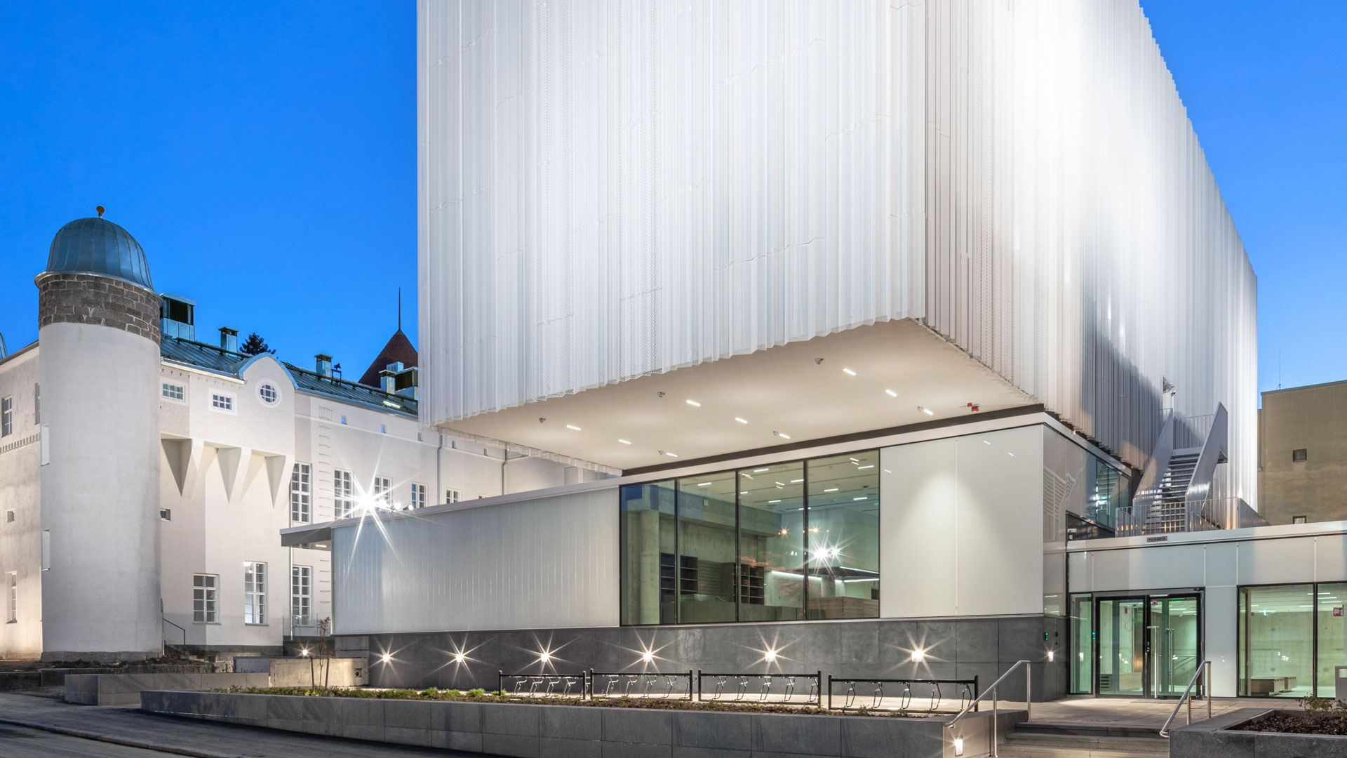 Kuopion uusi museo on Valkoisin pliseerauksin hunnutettu betonilaatikko