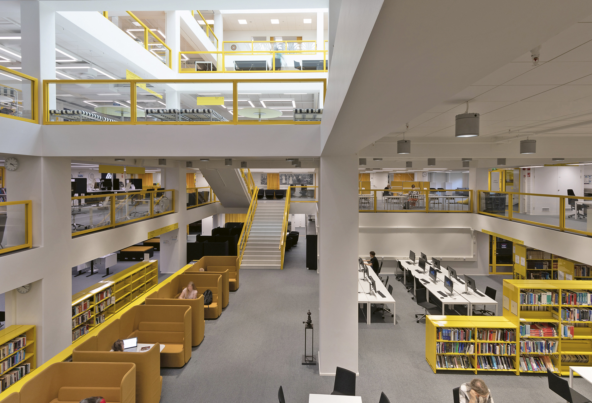 Keltainen on sisustuksen hallitseva tehosteväri. Lähde-kirjastoa kutsutaan toisinaan myös edelleen Keltaiseksi kirjastoksi. Kuva: Riikka Mäkipelkola
