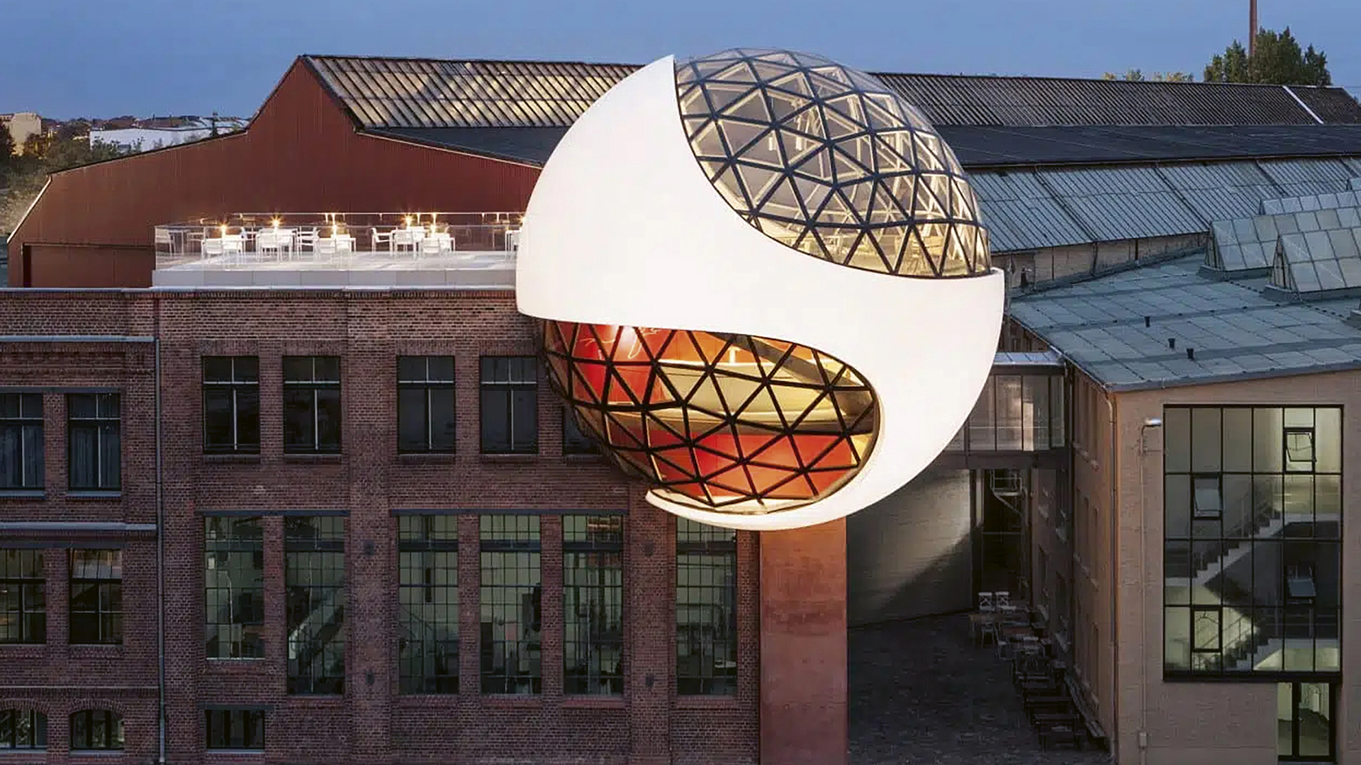 Niemeyerin Pallo – valkobetoninen veistos Leipzigissa