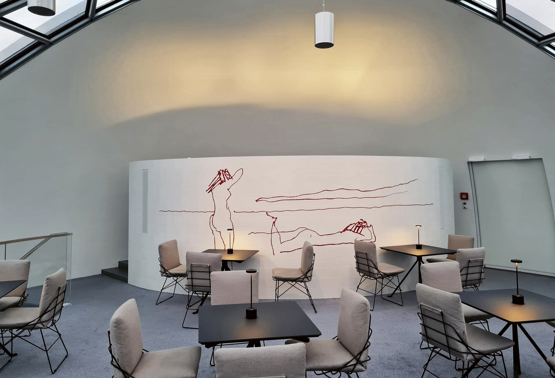 Ylätason kaakeloitua tarjoiluseinämää koristaa Oscar Niemeyerin piirros. Oikealla ovi kattoterassille. Kuva: Margret Hoppe