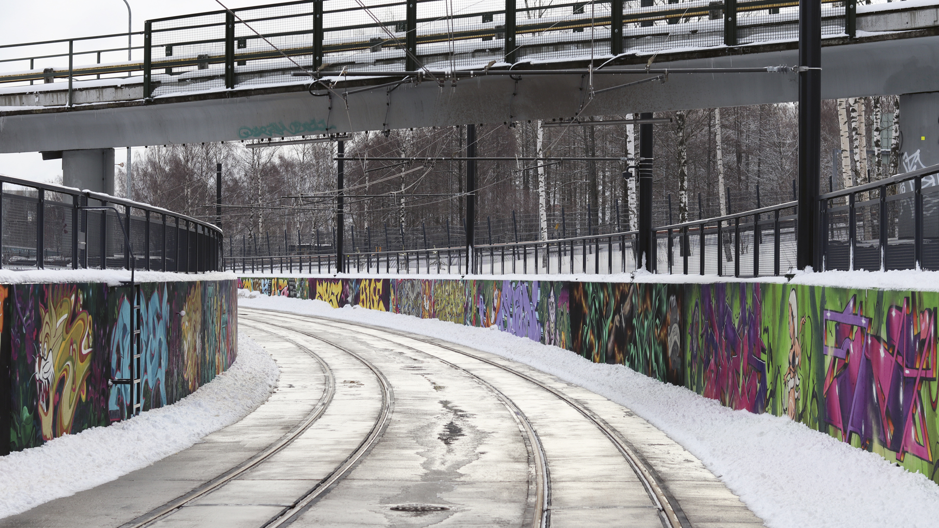 Raide-Jokerin reitille maalattiin näyttävää katugraffititaidetta. Kuvassa Varikkotien kaukalon betonimuurien katutaidegraffitit. Kuva: Raide-Jokeri