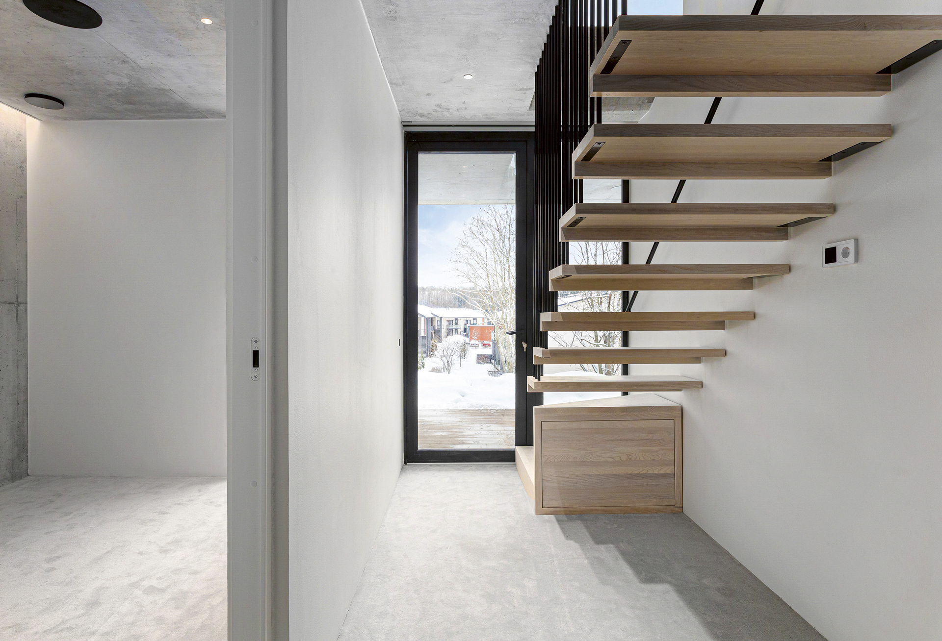 Asuntojen lattioihin on valuvaiheessa hierretty vaalentava MasterTop -kuivasirote. Paikallavaluseinät mahdollistavat listattomuuden, sillä betoniseinä jatkuu suoraan betonilattiasta. 
