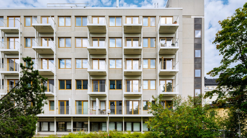 76 Mannerheimintie Street in Helsinki with a green courtyard