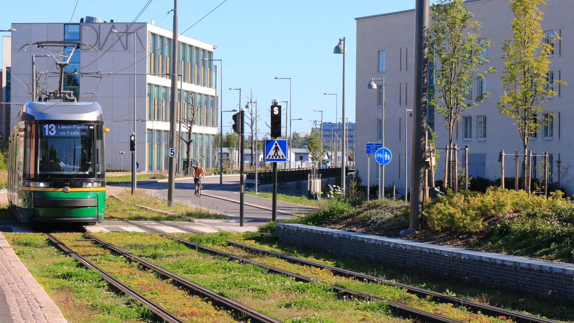 Raitiolinjan 13 ympäristö ihastuttaa monimuotoisuudellaan