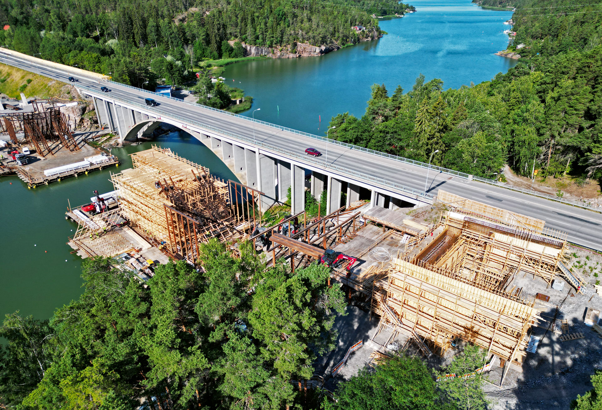 Siltatyömaan taidokkaat puutelineet yläilmoista kuvattuna. Kuva: Kreate