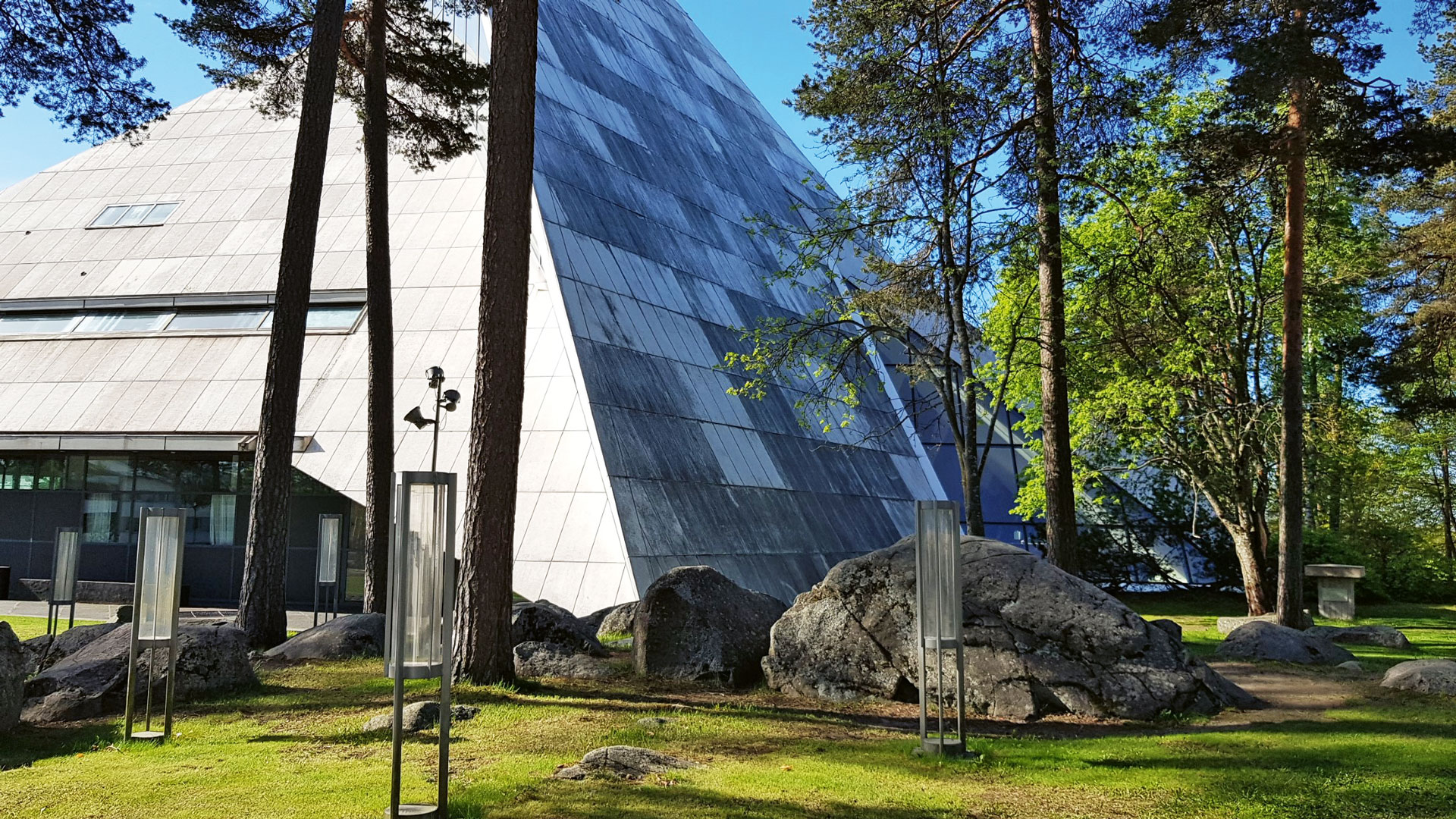 Kirkon valkobetoniset julkisivuelementit olivat keränneet likaa, punajäkälää ja siitepölyä pintaansa.