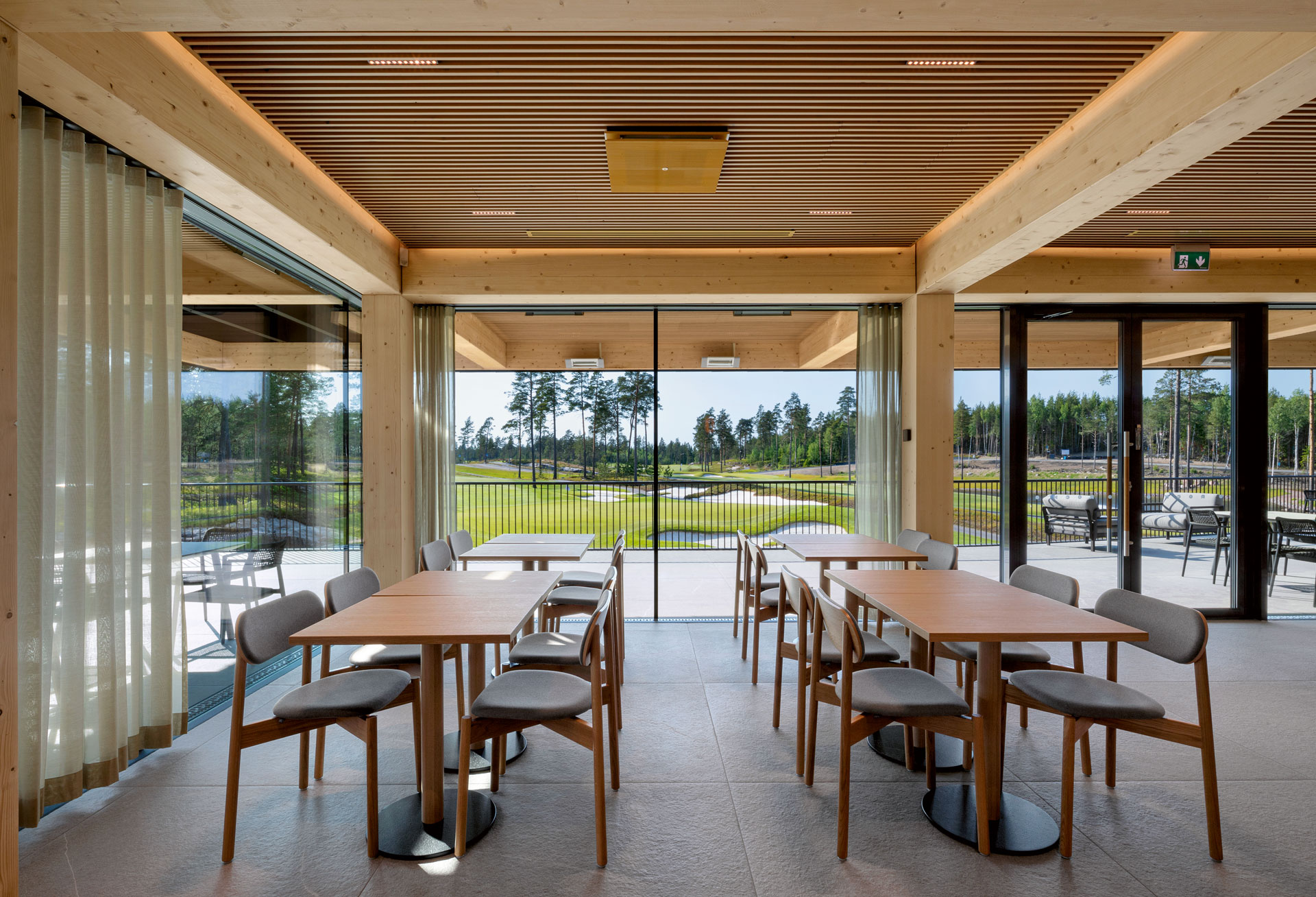 Ravintolasta avautuvat näkymät golf-kentälle. Kuva: Marko Huttunen