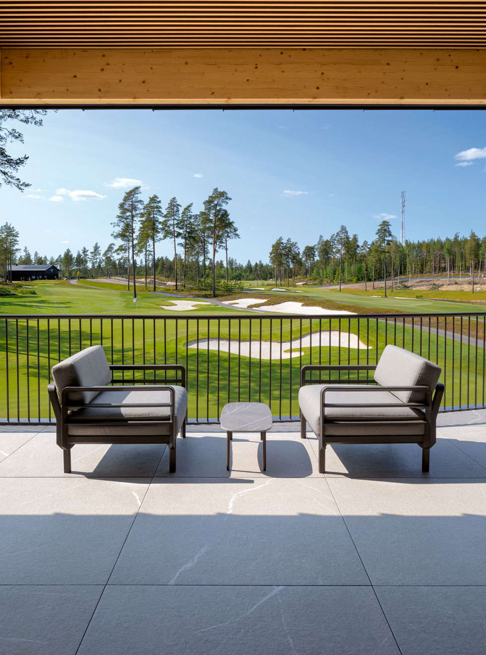 Terassi. Klubitalo ravintoloineen ja moneen ilmansuuntaan avautuvine terasseineen muodostaa alueen kokoavan sydämen. Kuva: Marko Huttunen