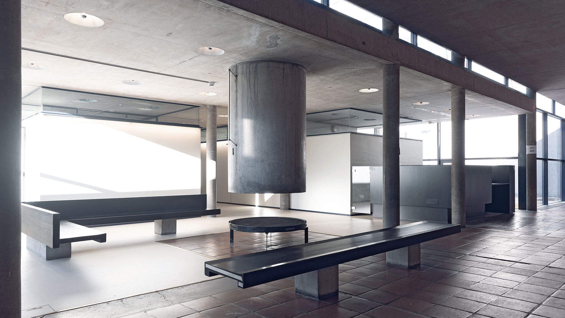 Kirkon peruskorjauksessa on tunne siitä, että rakennukselle ei ole tehty mitään, ja patinaakin on jäljellä. Esimerkiksi betonipilareiden ja katon likaantuminen ja kuluminen oli säilytettävää ajan patinaa. Kuva: Hannu Rytky