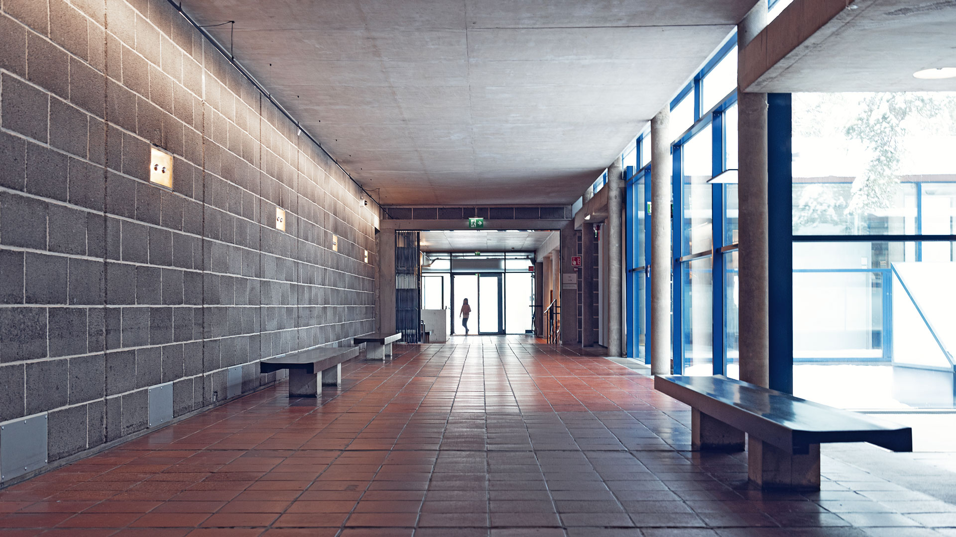 Tärkeimmissä tiloissa tekniikka, putkistot ja kanavat on saatu kätkettyä piiloon. Kuva: Hannu Rytky