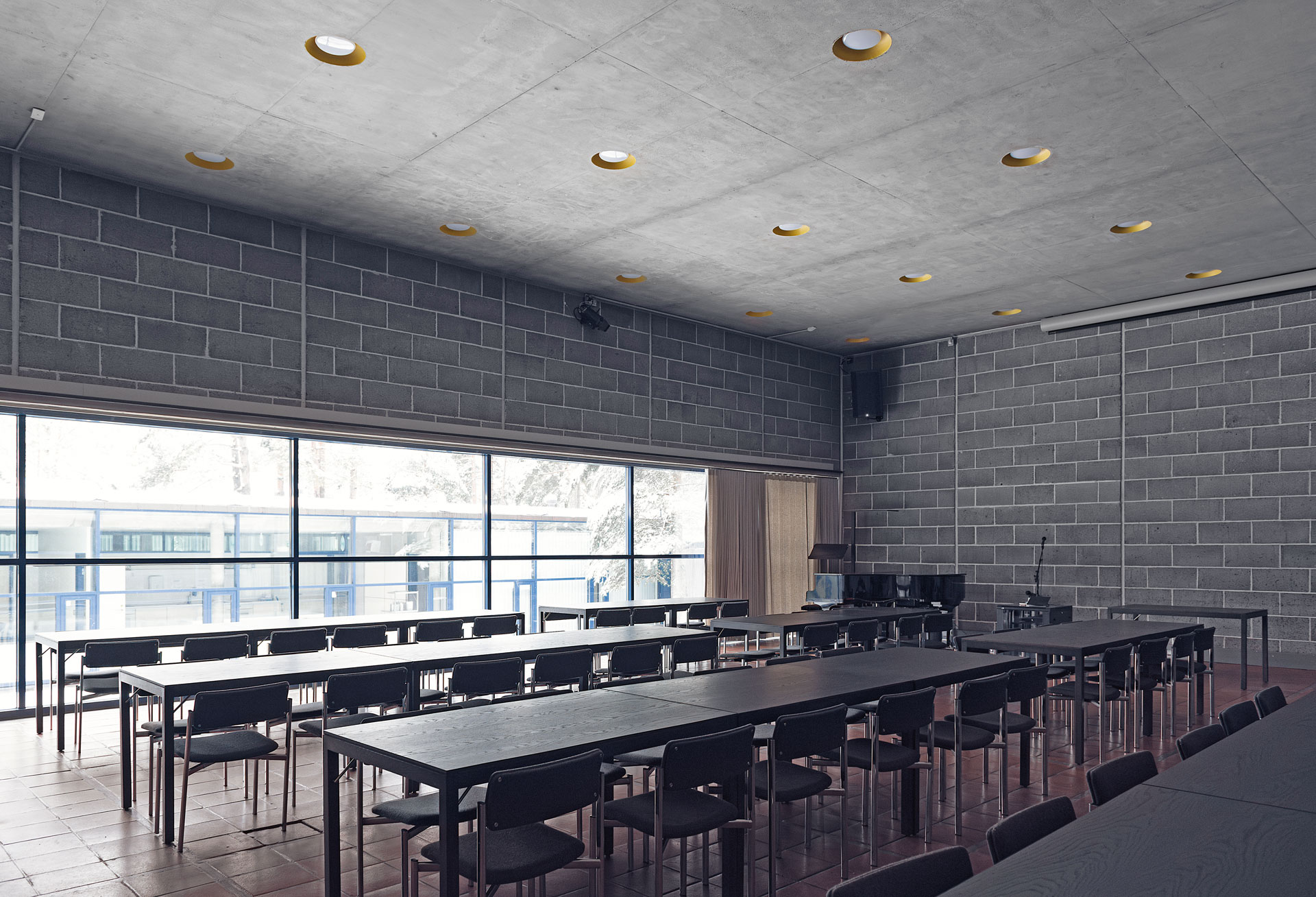 Suurimmat muutokset tehtiin 1990-luvun siivessä, jossa toimistojen tilalle rakennettiin kahvila ja pienempi monitilatoimisto. Kuva: Hannu Rytky