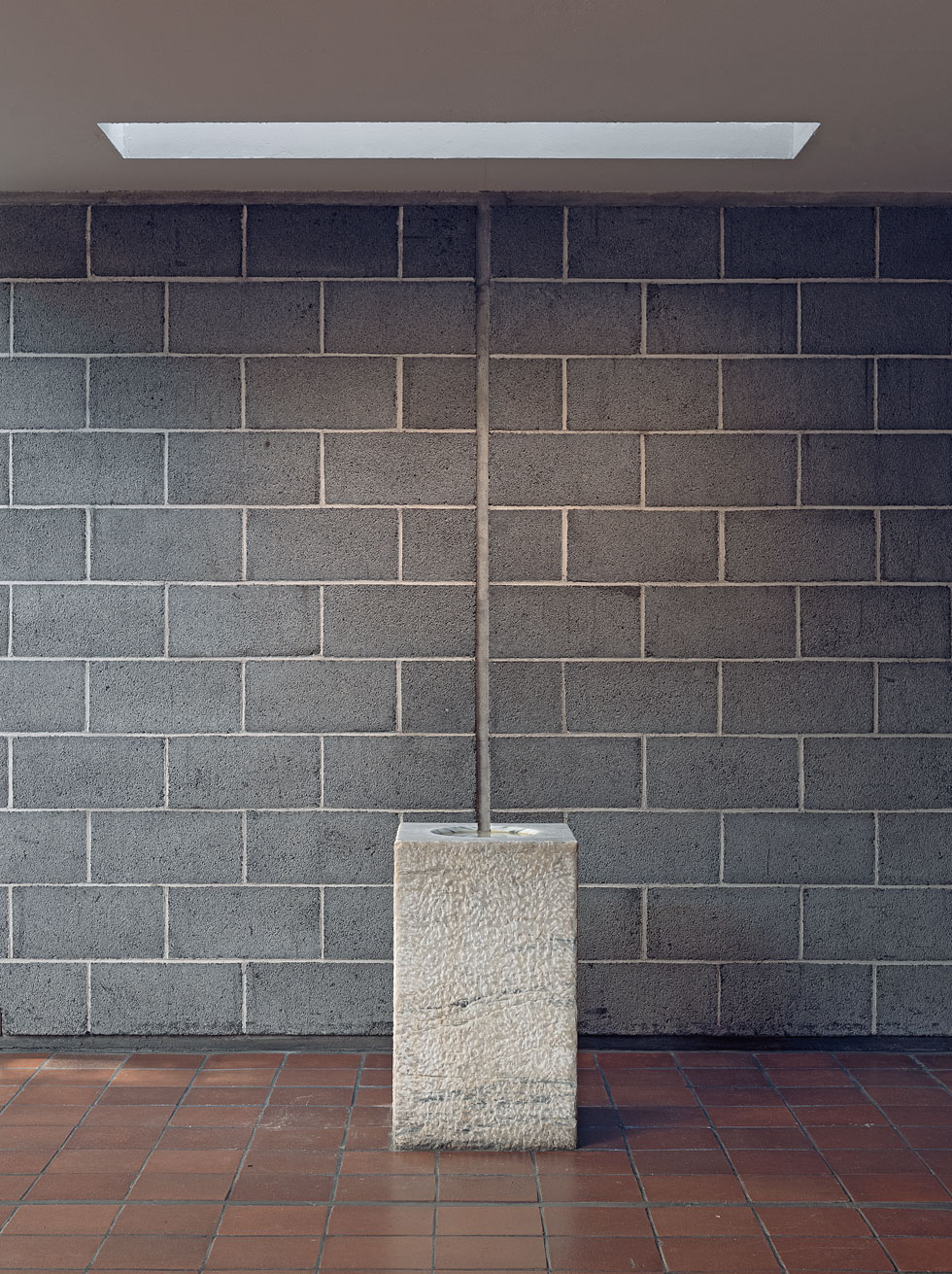 Kastemalja. Kirkon seinät näyttävät äkkiseltään tavanomaisilta, mutta seinien harmaat harkot teetettiin aikanaan erikoismittaisina. Kuva: Hannu Rytky