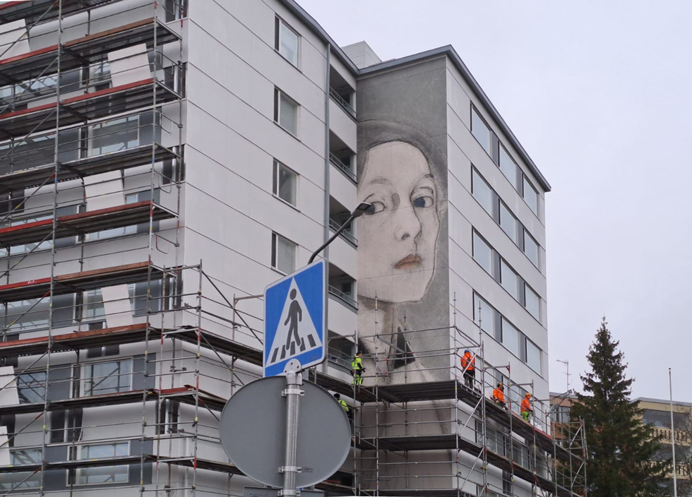 60-luvun kerrostalosaneerauskohde, jonka seinässä tehtaalla valmistettu muraali Helene Schjerfbeckistä, Hyvinkää. Kuva: Julkisivukonsultointi JK Oy