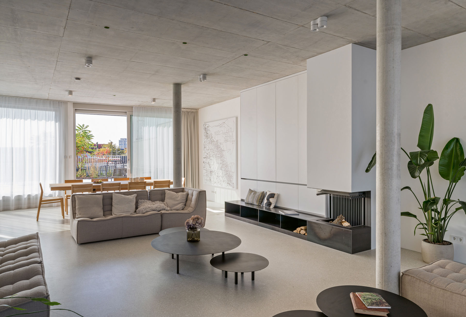 Yhtenäinen olohuone, ruokailu- ja oleskelutila. Kuva: Markus Gröteke