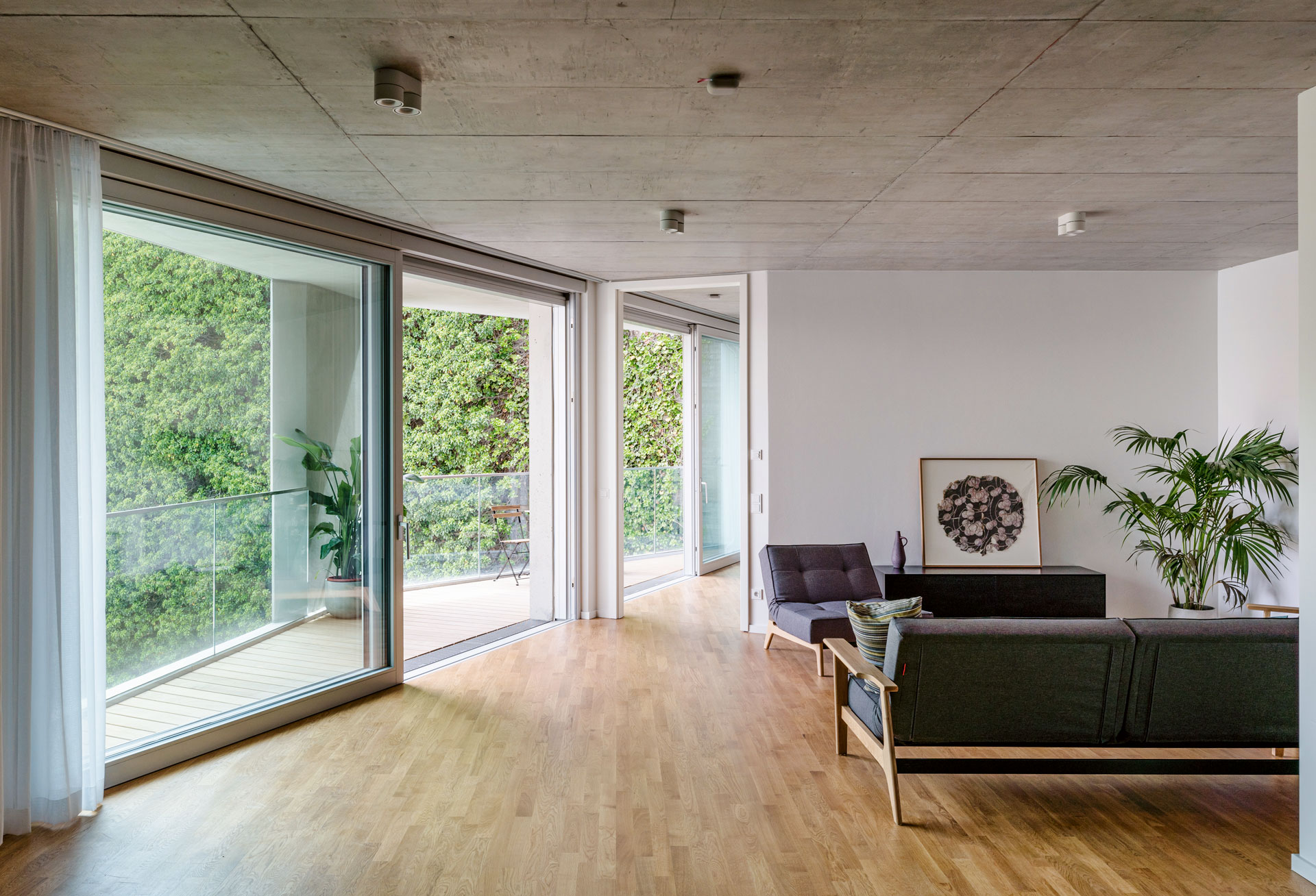 Suuret ikkunat avautuvat puistomaiseen pihaan. Kuva: Markus Gröteke