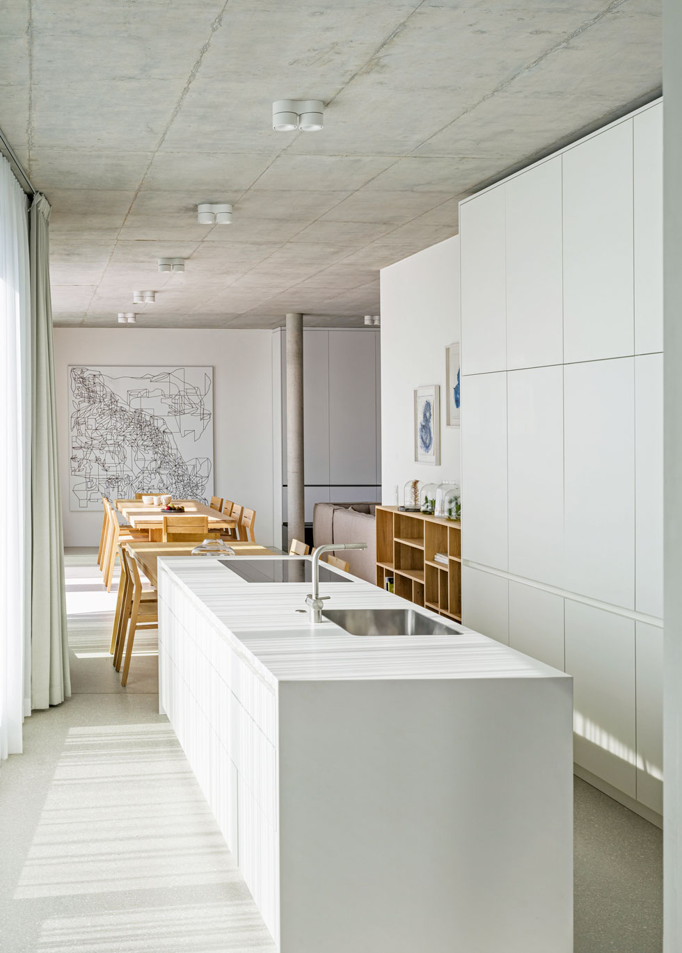 Keittiö avautuu ruokailutilaan. Kuva: Markus Gröteke