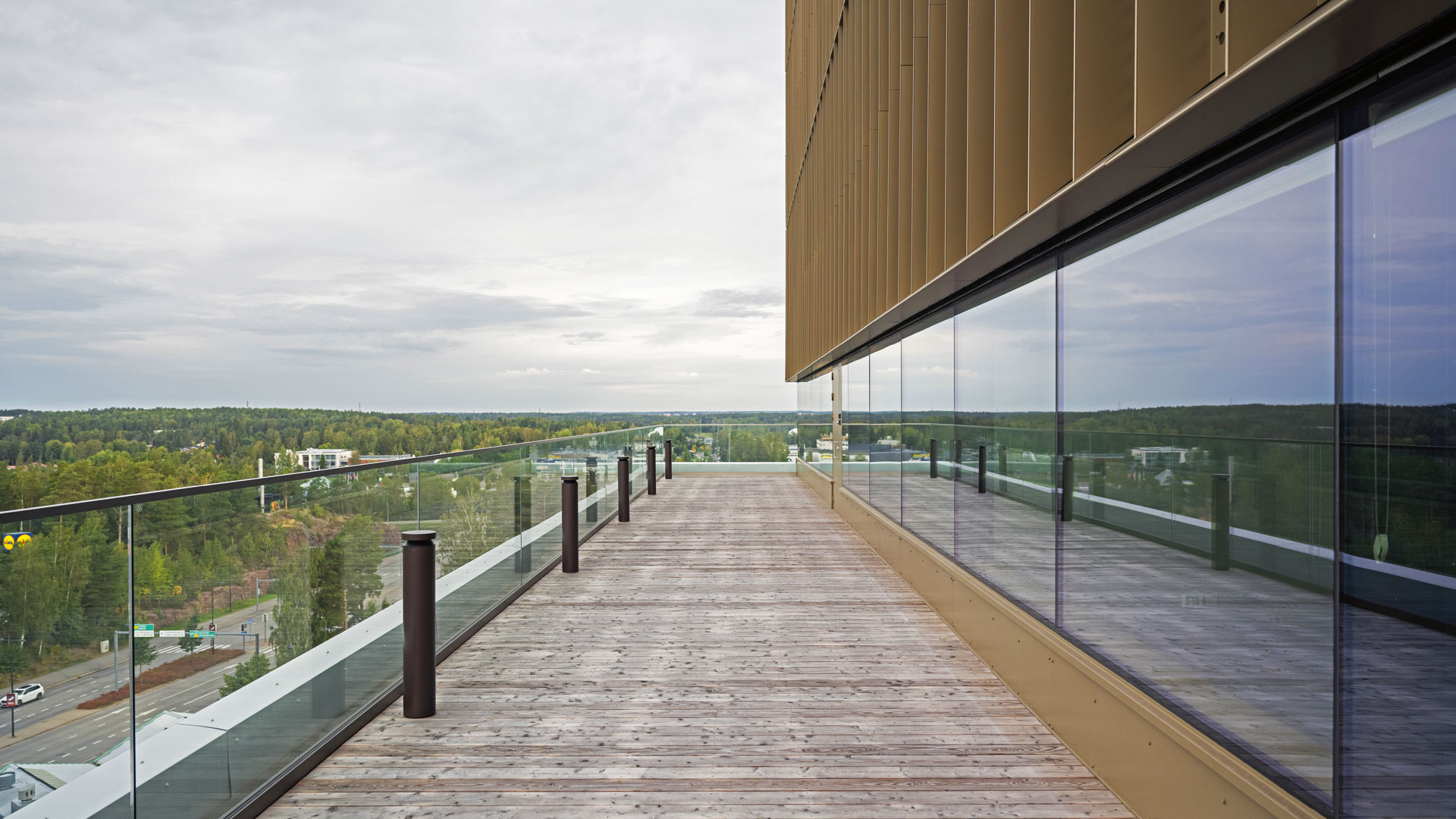 Kattoterassi. Yläosan kontrastinen tilaelementti korostaa rakennuksen identiteettiä ja sisältää rakennuksen tekniset tilat. Kuva: Hannu Rytky