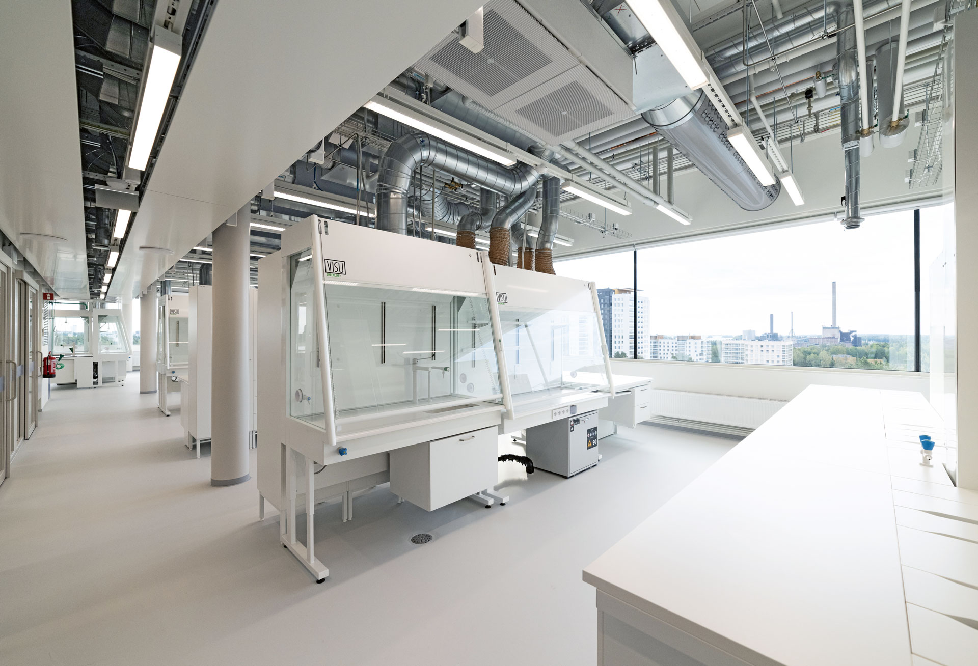 Laboratoriotiloissa on runsaasti talotekniikkaa. Korkeat ikkunat tuovat luonnonvalon syvään rakennusrunkoon. Kuva: Hannu Rytky