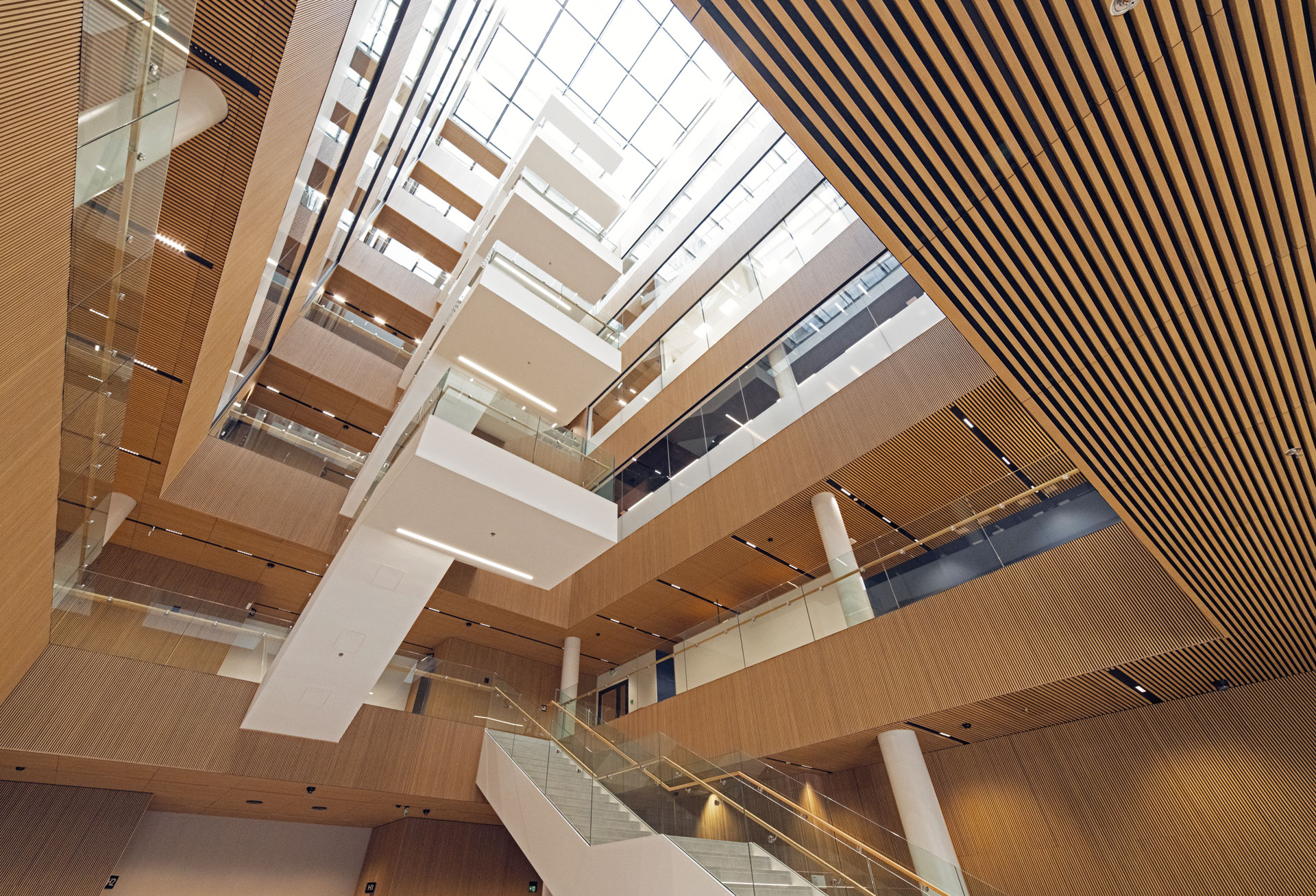 Julkisivun rytmi toistuu sisätilojen materiaalien ja valon käsittelyssä. Kuva: Hannu Rytky