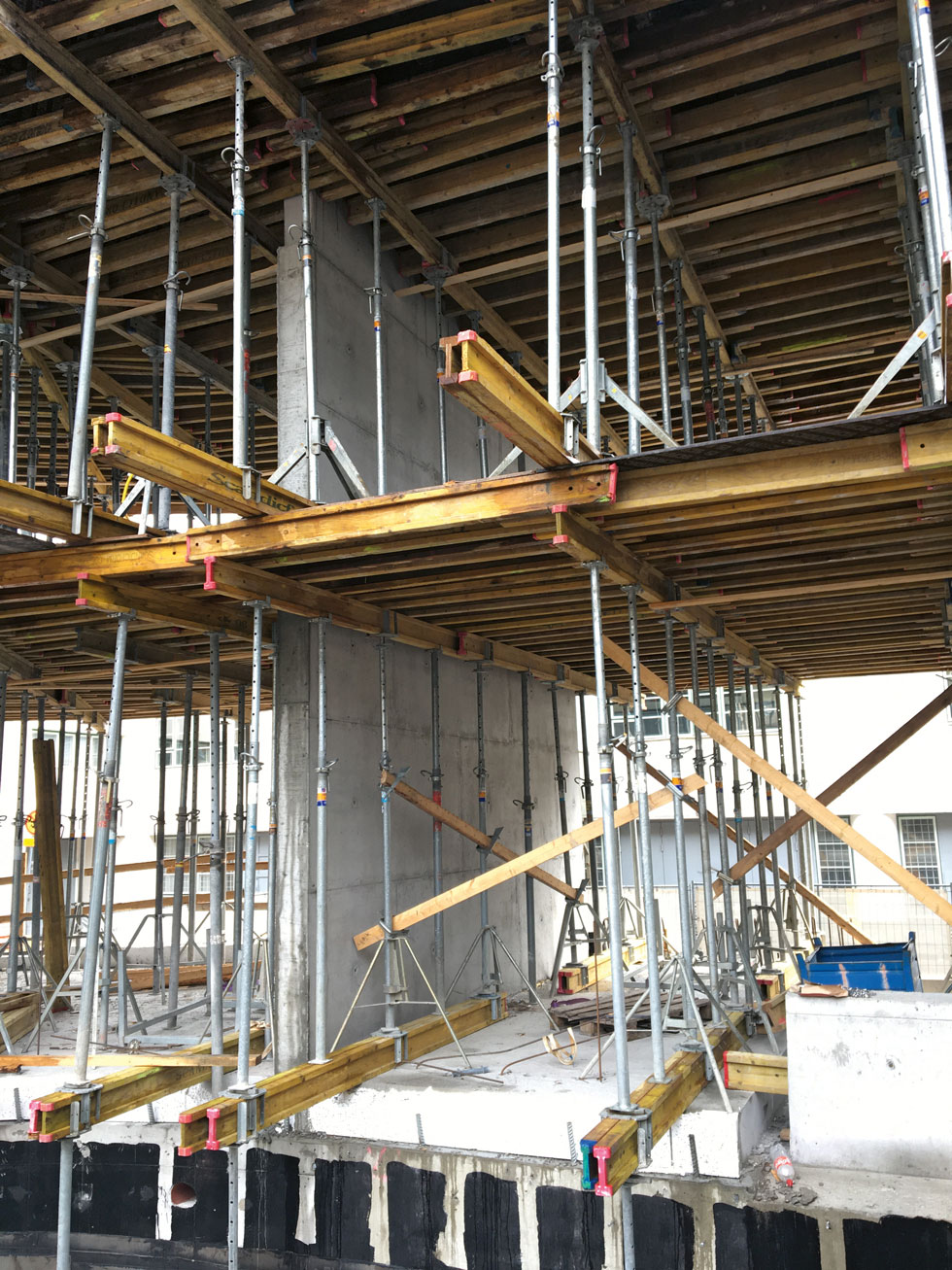 Paikallavalettuja runkorakenteita työmaalla. Kuva: ARK-house Arkkitehdit