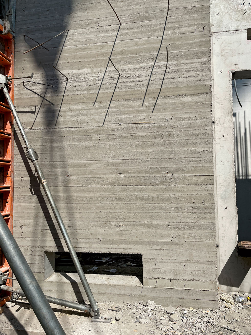 Paikallavalettuja lautamuottipintaisia seinärakenteita työmaalla. Kuva: ARK-house Arkkitehdit