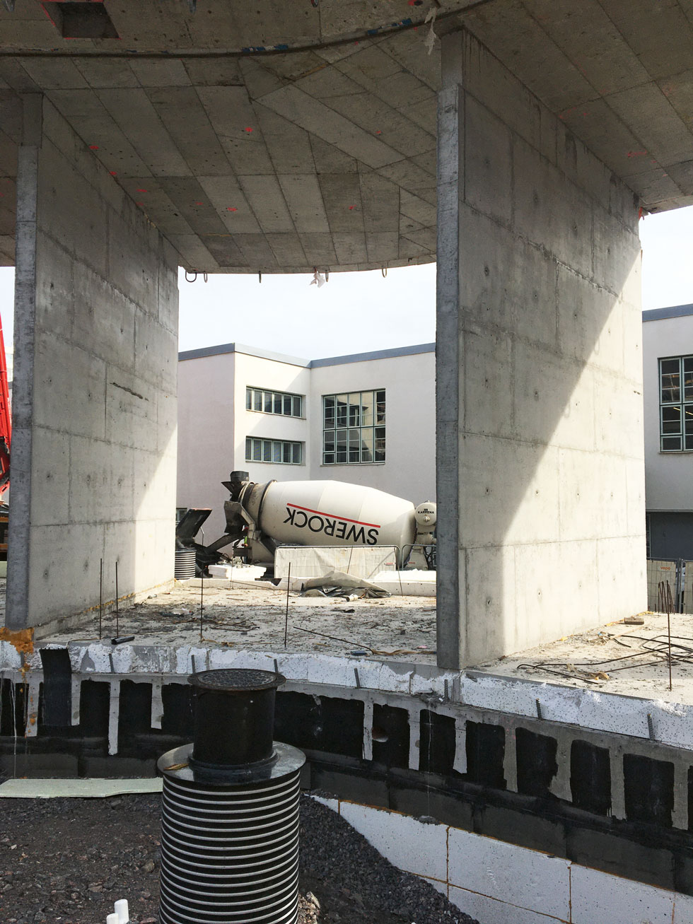 Puhdasvalupinnat jätettiin näkyviin julkisivuissa. Valmisbetonia työmaalle toimitti Swerock Oy. Kuva: ARK-house Arkkitehdit