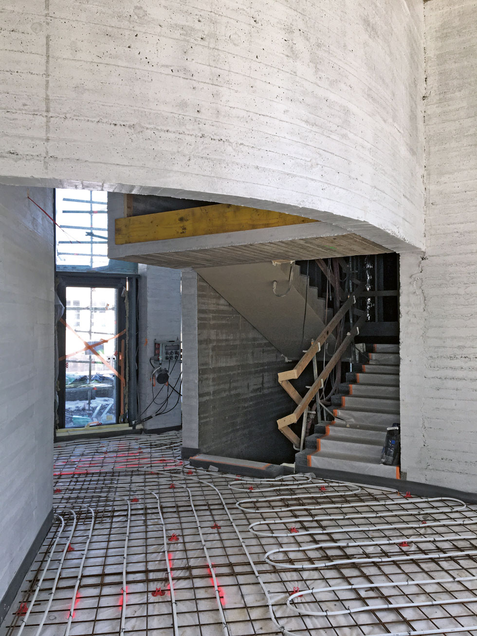 Paikallavalettuja sisäseinärakenteita. Lattioissa on lattialämmitys. Kuva: ARK-house Arkkitehdit