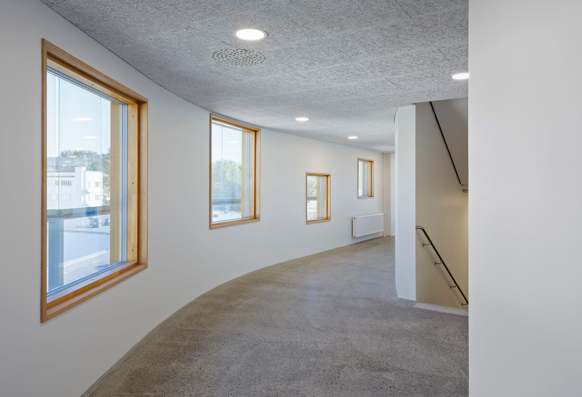 Käytävä- ja aulatiloissa on hiottu betonilattia. Kuva: Anders Portman