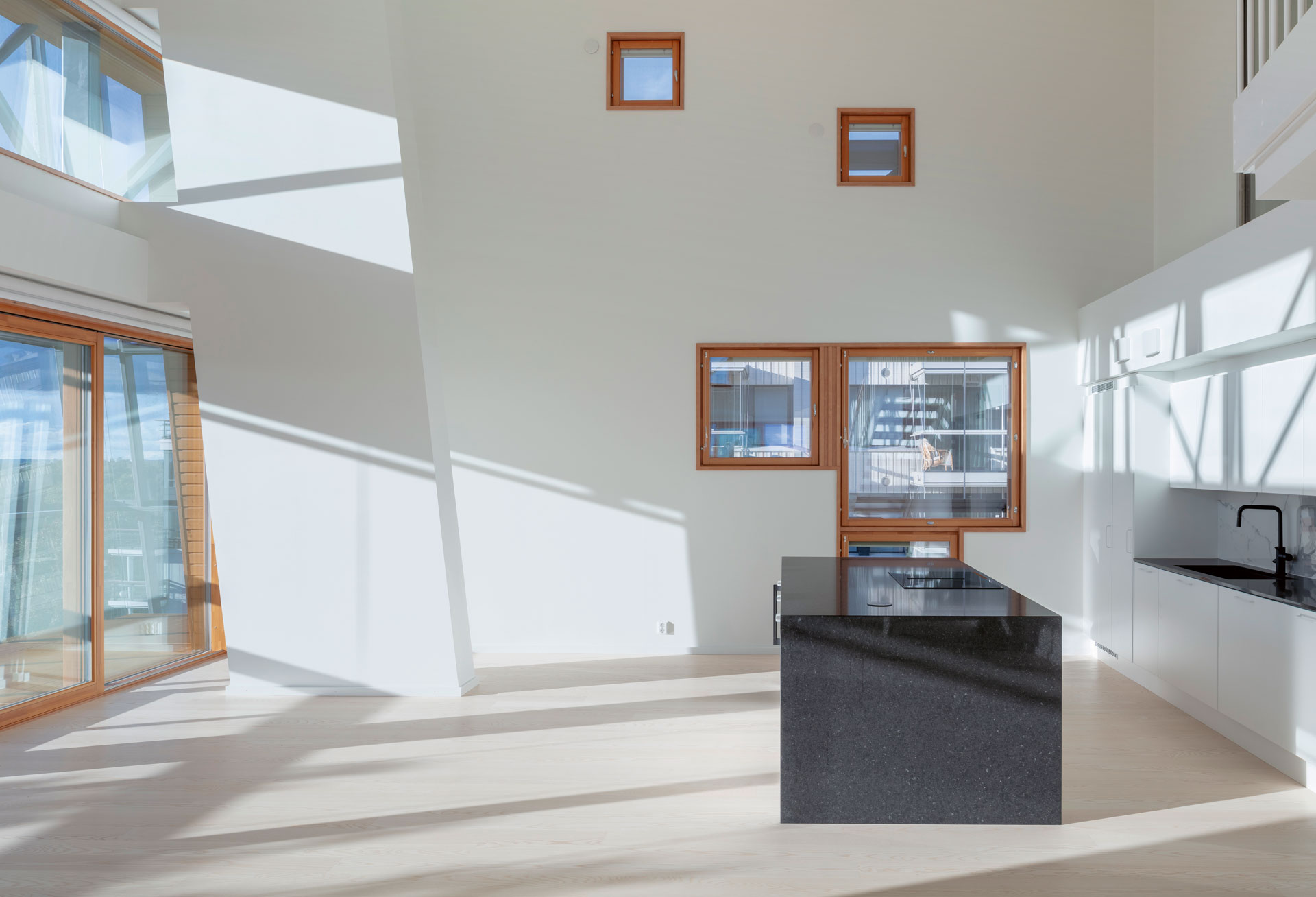 Rakennuksen veistoksellinen muoto näkyy huoneistojen sisätiloissa. Osa huoneistoista on kaksikerroksisia. Kuva: Angel Gil