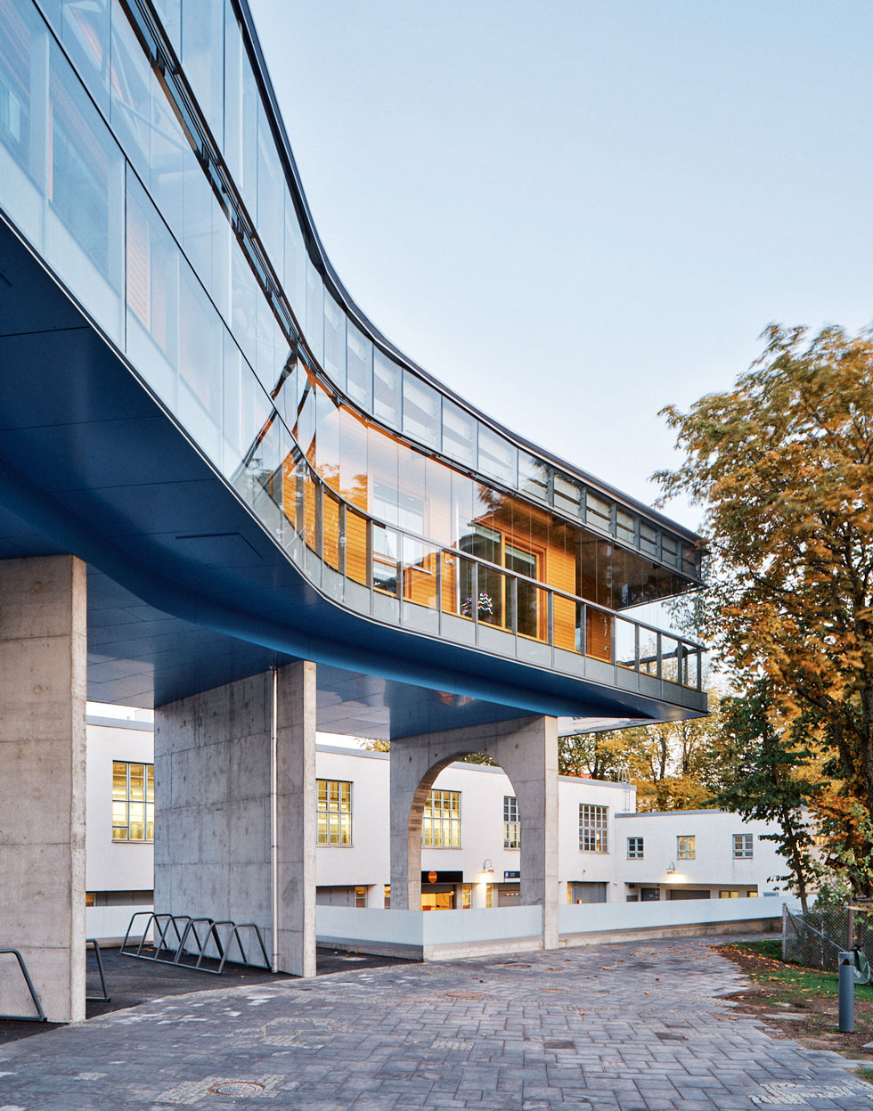 Kantavia betonirakenteita. Pysäköintihallin ajoluiska sijaitsee rakennuksen päädyssä. Kuva: Tuomas Uusheimo