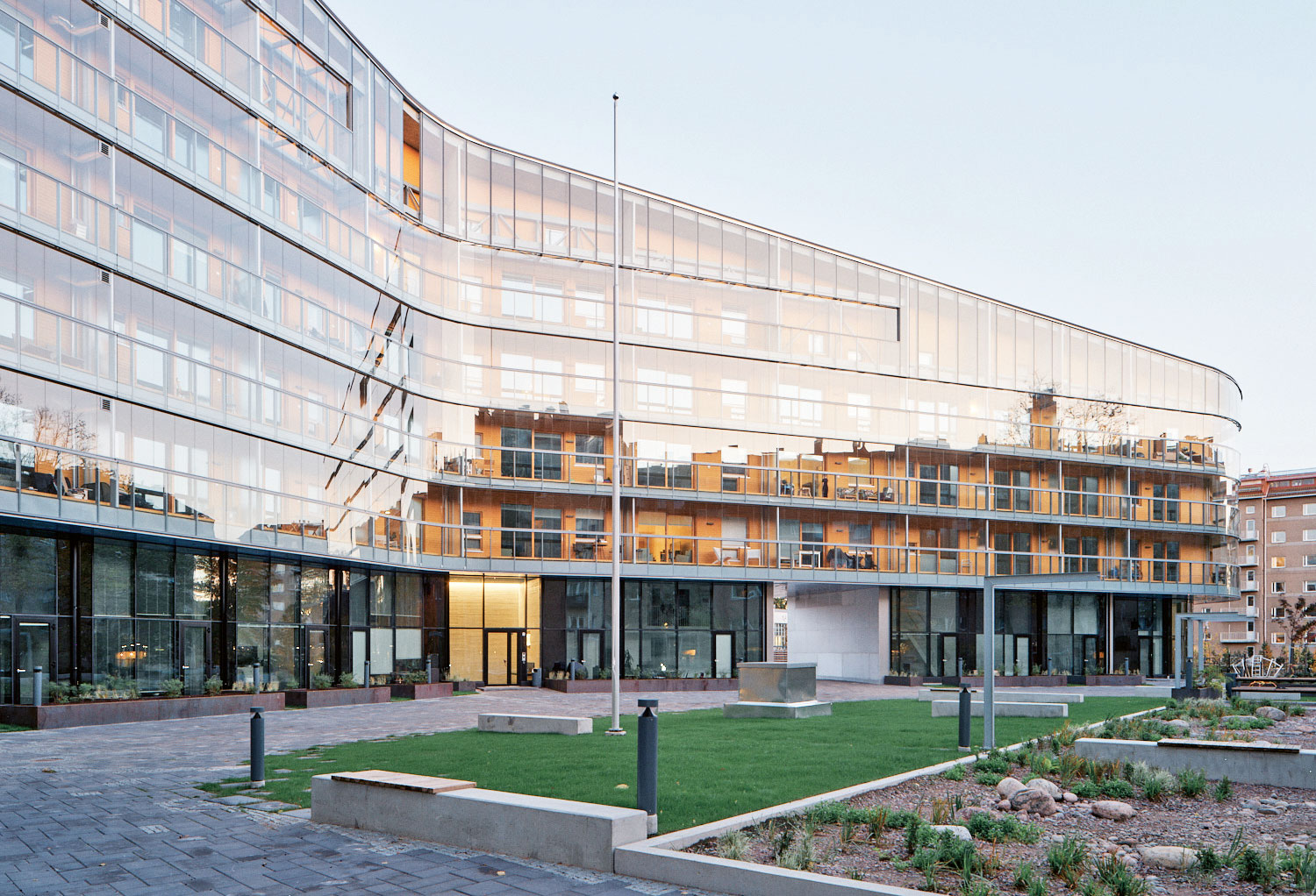 Pihatilat on jaettu pienempiin osiin, joissa on monipuolista kasvillisuutta, mukaan lukien luonnonvaraisia kotoperäisiä lajeja.  Kuva: Tuomas Uusheimo