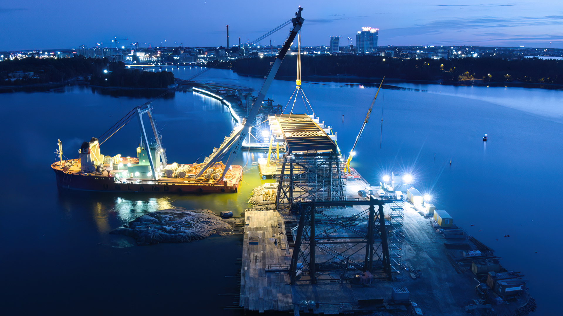 Kruunuvuorensillan vinoköysiosuuden teräspalkit asennettiin paikoilleen merinosturilla kesällä 2023. Kuva: TYL Kruunusillat