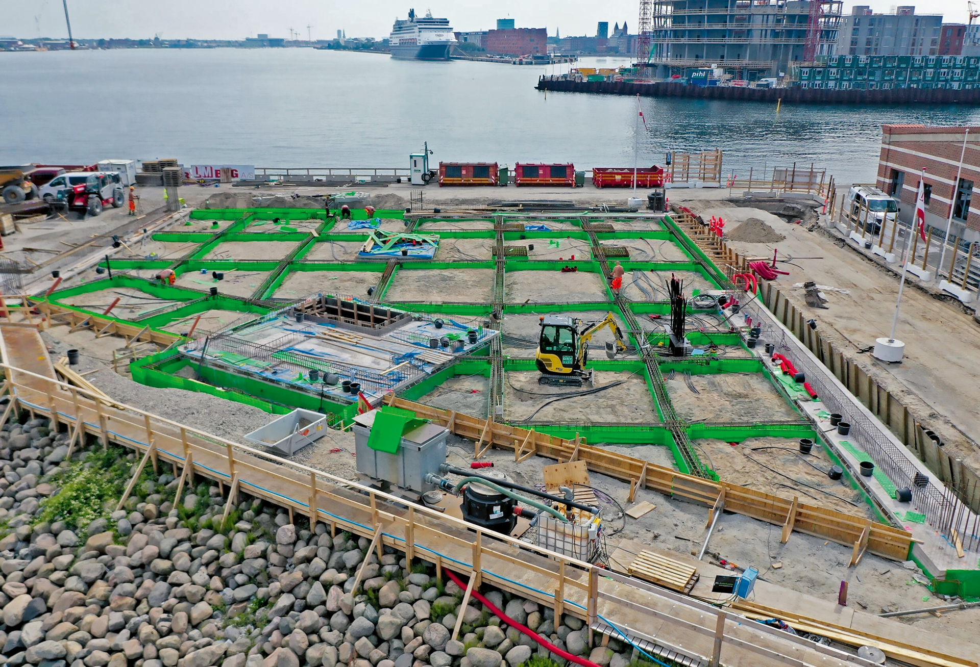 Energiapaalut toimivat myös rakennuksen perustuksina. Pituudeltaan 14-metrisiä paaluja tarvittiin kaikkiaan 222 kappaletta. Kuva: Andrea Konnerup