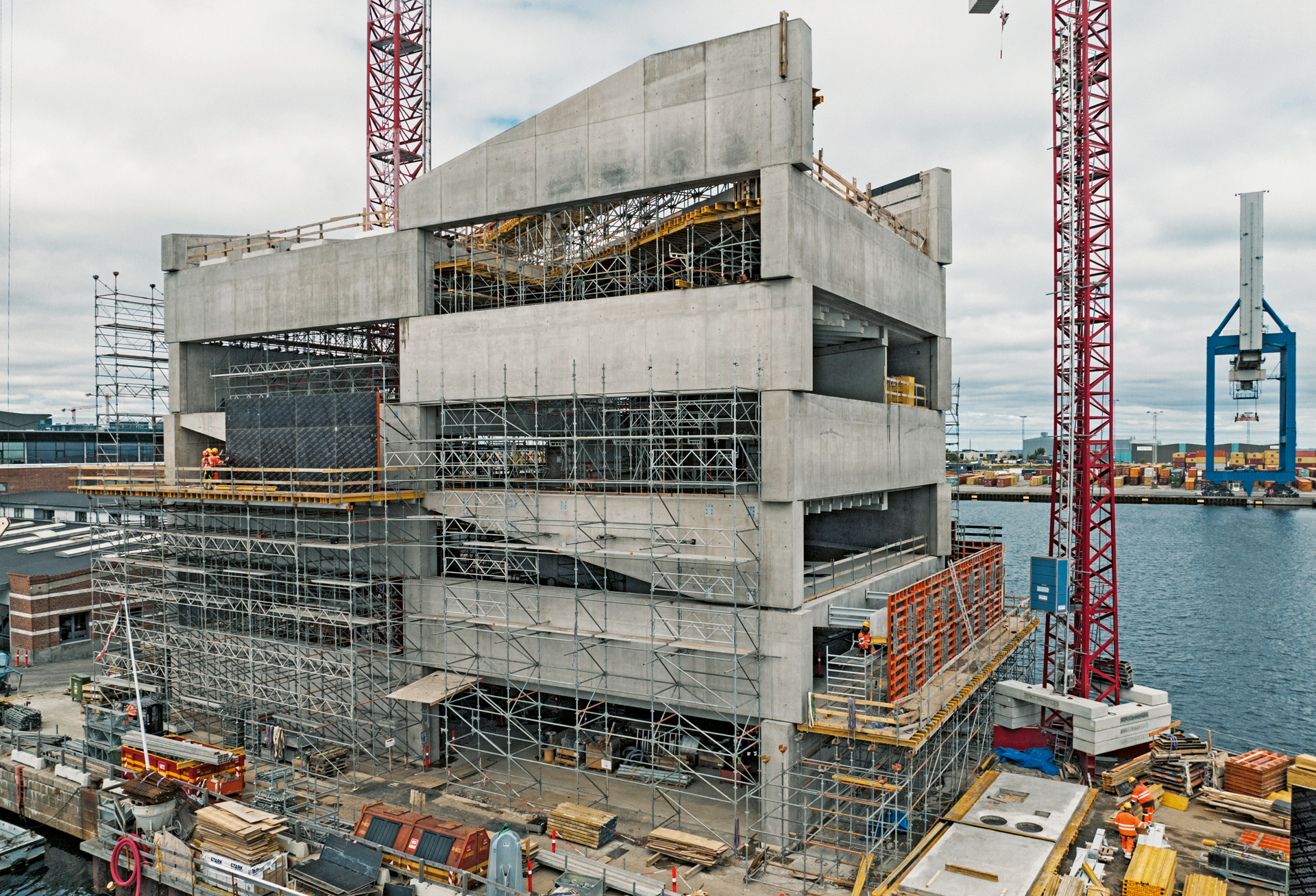Järeitä betonirakenteita koottiin kuin palapeliä, vaikka valut suoritettiin rakennuspaikalla.  Kuva: Andrea Konnerup