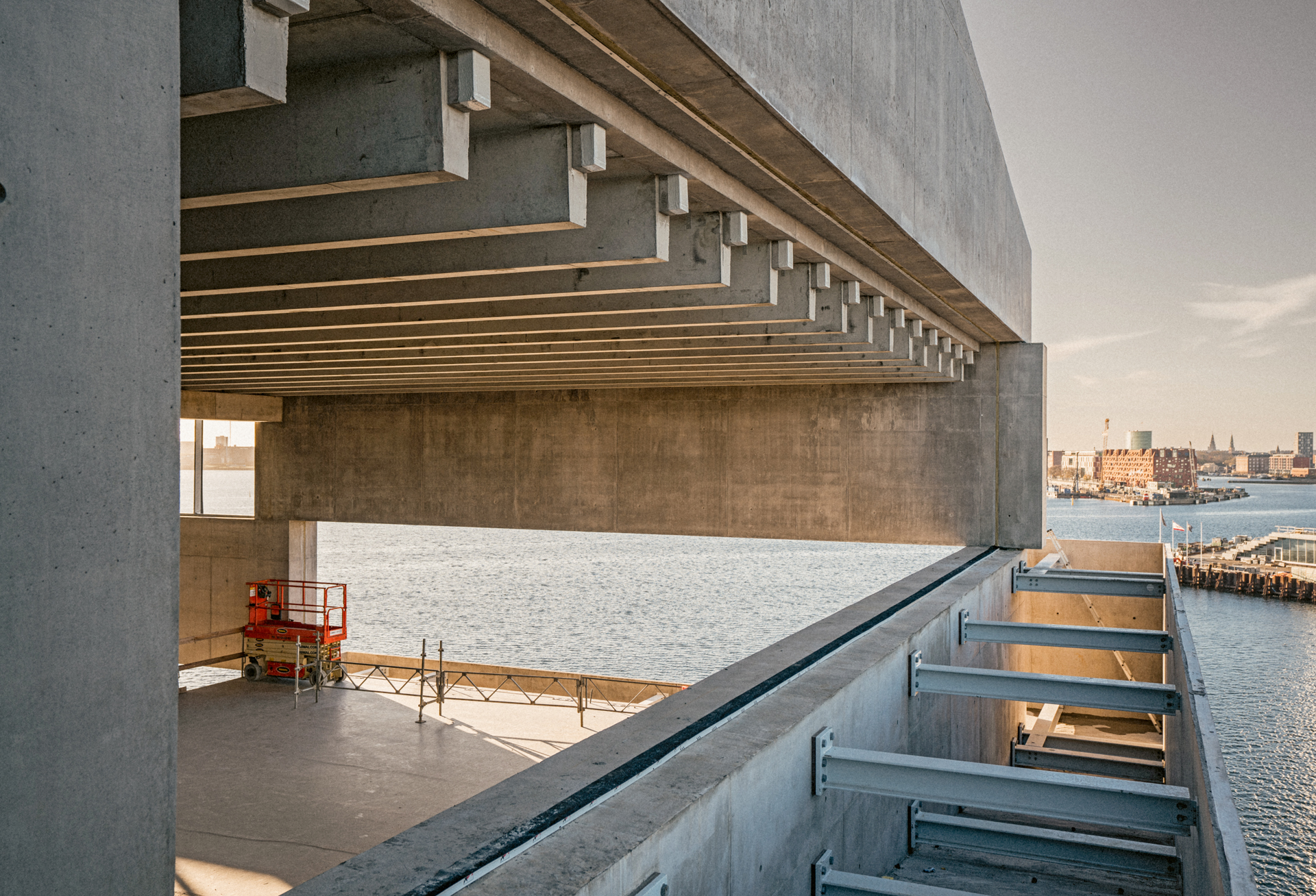 Kerrostasojen TT-laatat ripustettiin ulkoseinien megapalkkien alareunaan. Kuva: Andrea Konnerup