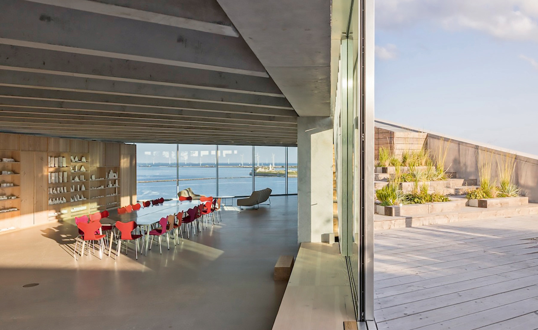 Ylimmässä kerroksessa on suuri monikäyttötila, jonka yhteydessä on puolen kerroksen suuruinen kattoterassi. Kuva: Rasmus Hjortshøj