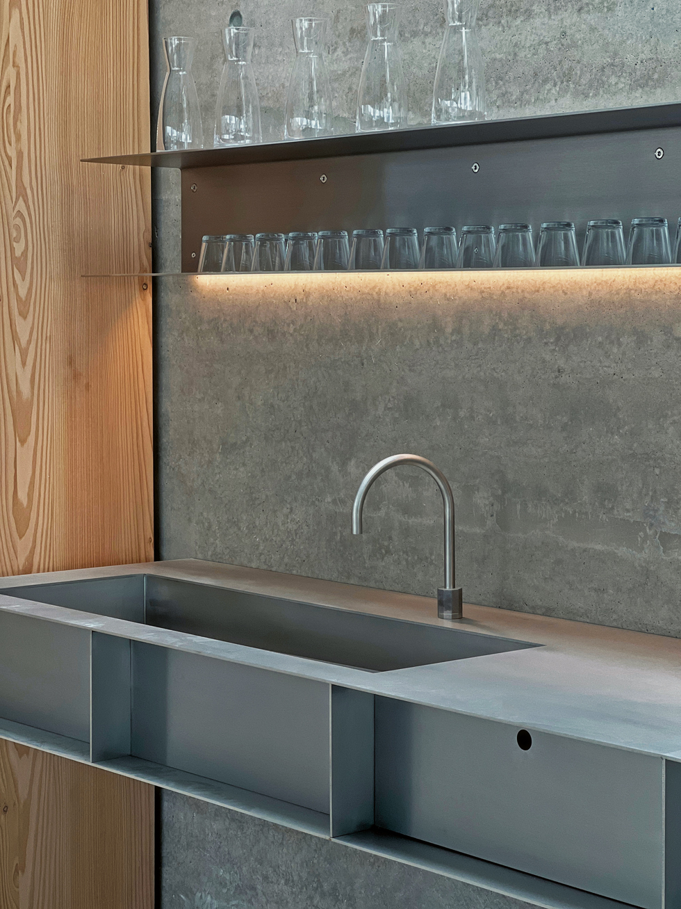 Rakennuksen suunnittelu ulottuu pieniin yksityiskohtiin asti. Kuvassa teräksinen pesuallas. Kuva: Rasmus Hjortshøj