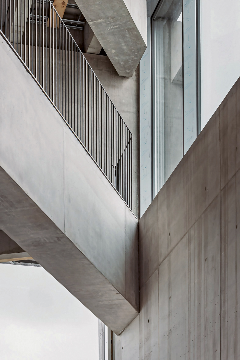 Kerrostasoja kannattavat palkit liittyvät ulkoseinään ilman pilareita. Kuva: Rasmus Hjortshøj