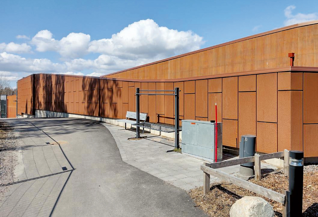 Pysäköintilaitoksen pitkässä sisäänkäyntijulkisivussa on käytetty Cor-Ten® -terästä ja Umbra-patinoitua paikallavalettua betonia. Kuva: Maritta Koivisto