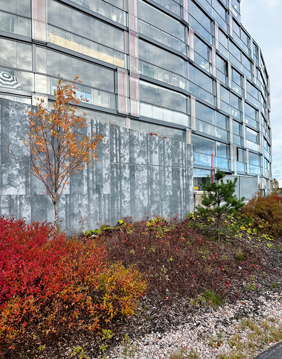 Julkisivuja merelle. Lasiset parvekkeet muodostavat linjakkaan julkisivupinnan. Kuva: Maritta Koivisto